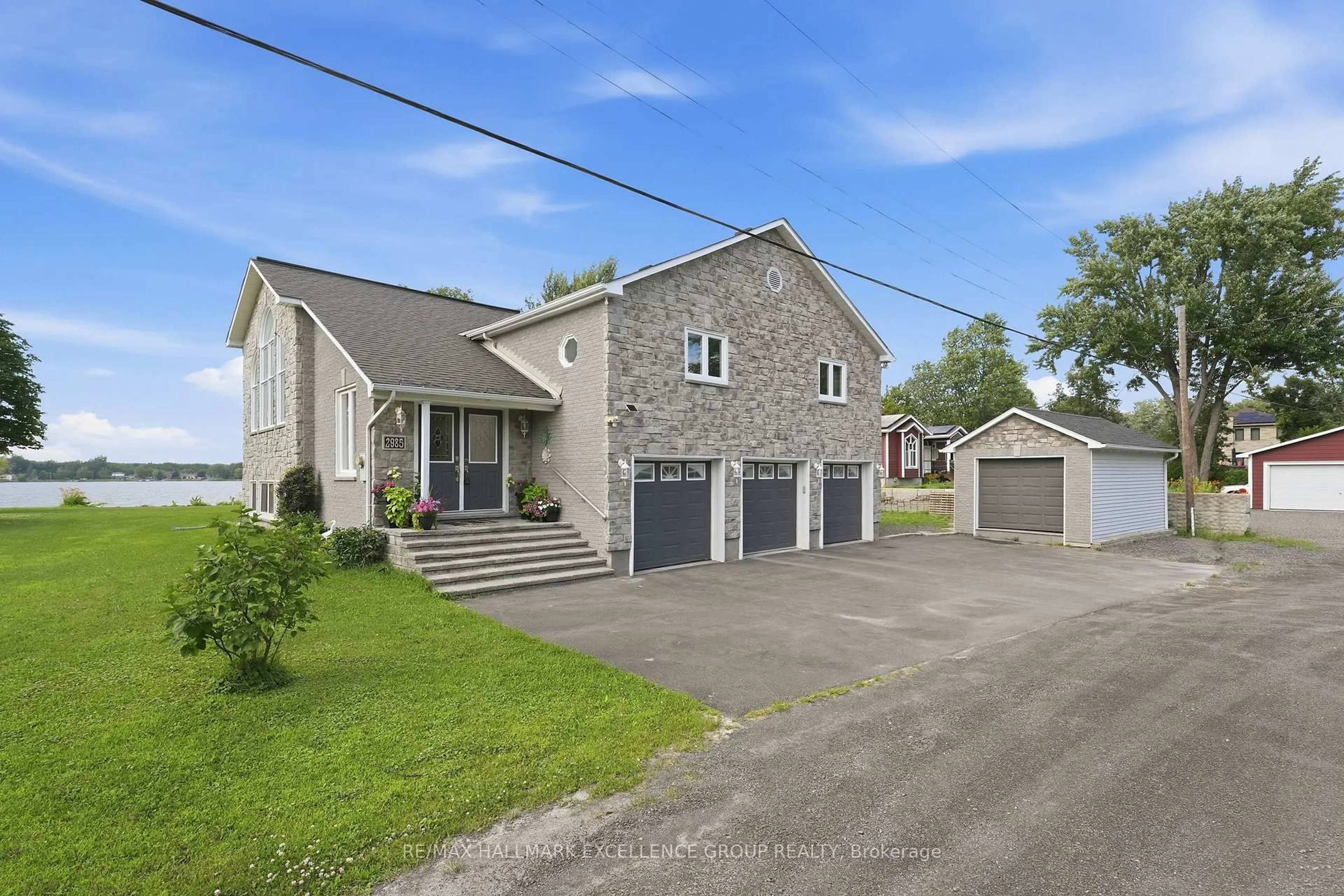 A pic from outside/outdoor area/front of a property/back of a property/a pic from drone, street for 2985 Leo Lane, Orleans Ontario K4C 1A6