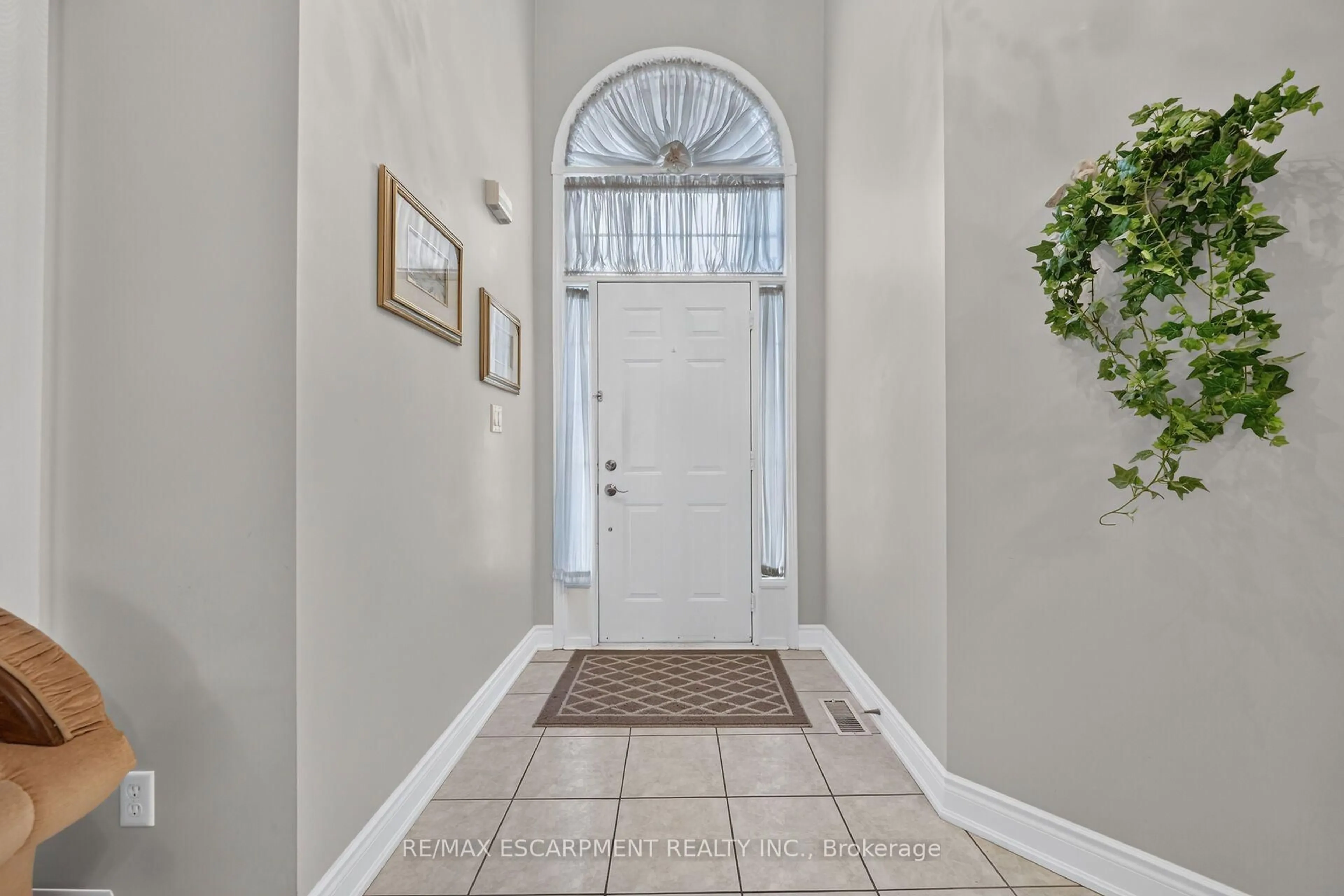 Indoor entryway for 42 Hillgarden Dr, Hamilton Ontario L8J 3R3