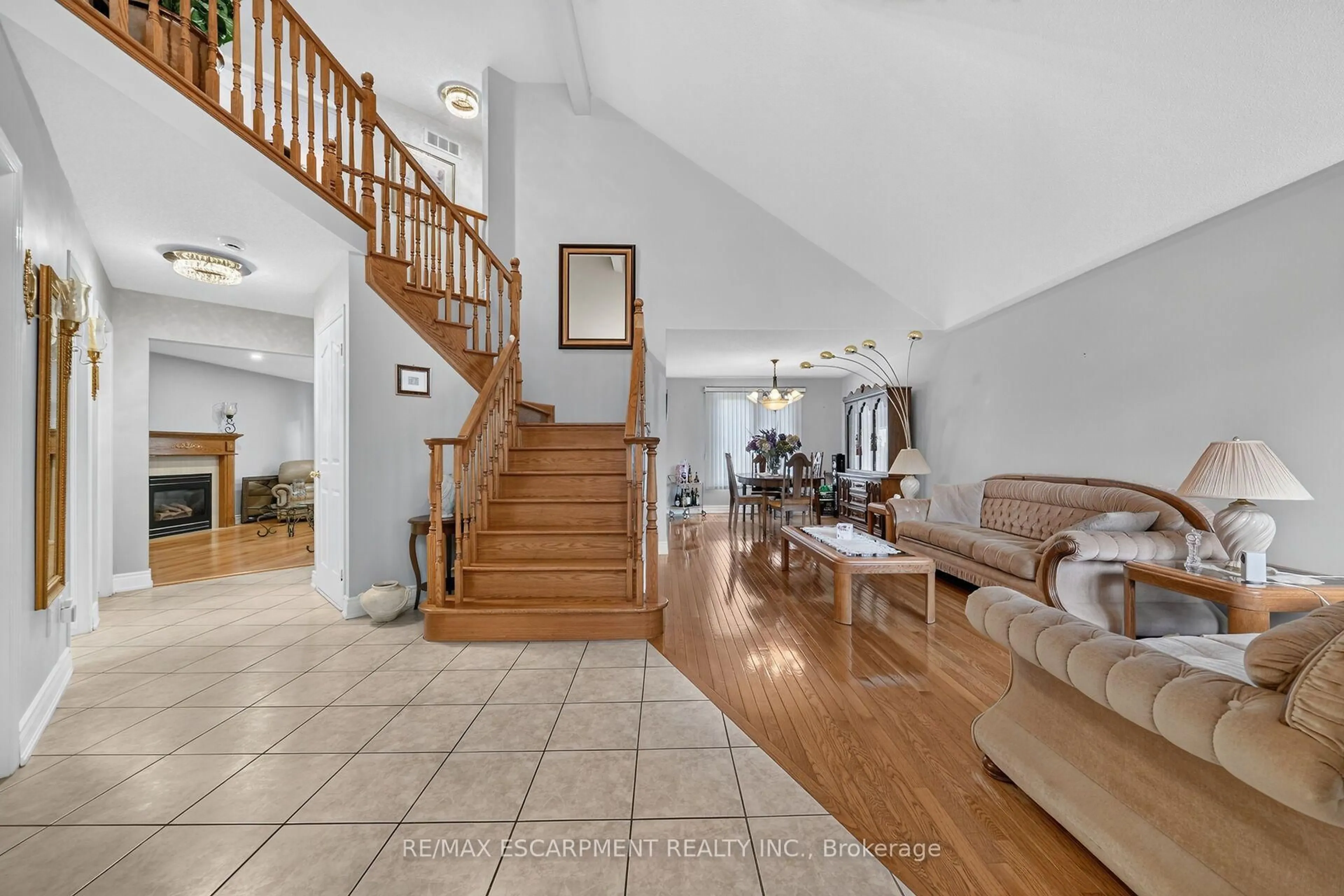Indoor foyer for 42 Hillgarden Dr, Hamilton Ontario L8J 3R3