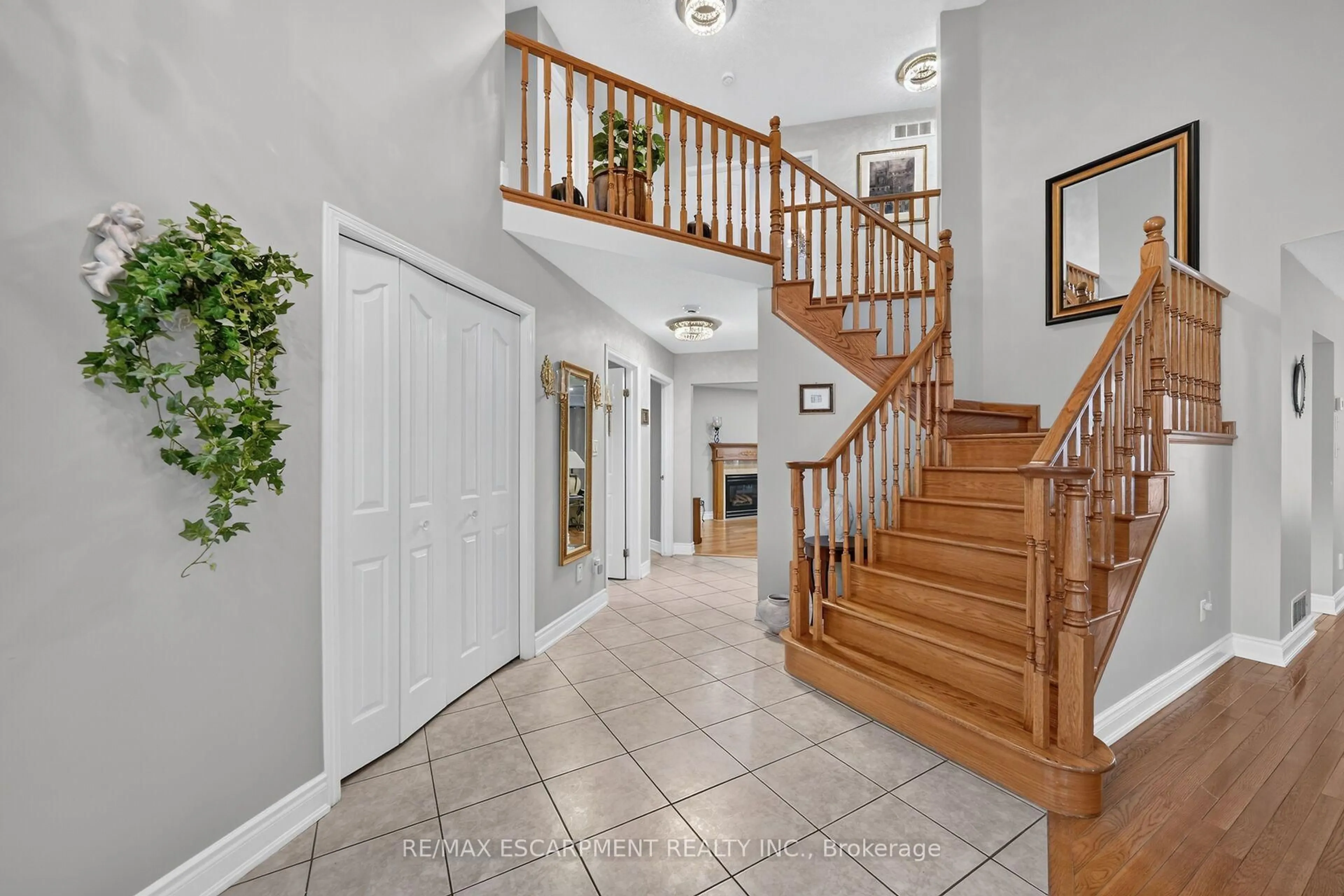 Indoor entryway for 42 Hillgarden Dr, Hamilton Ontario L8J 3R3