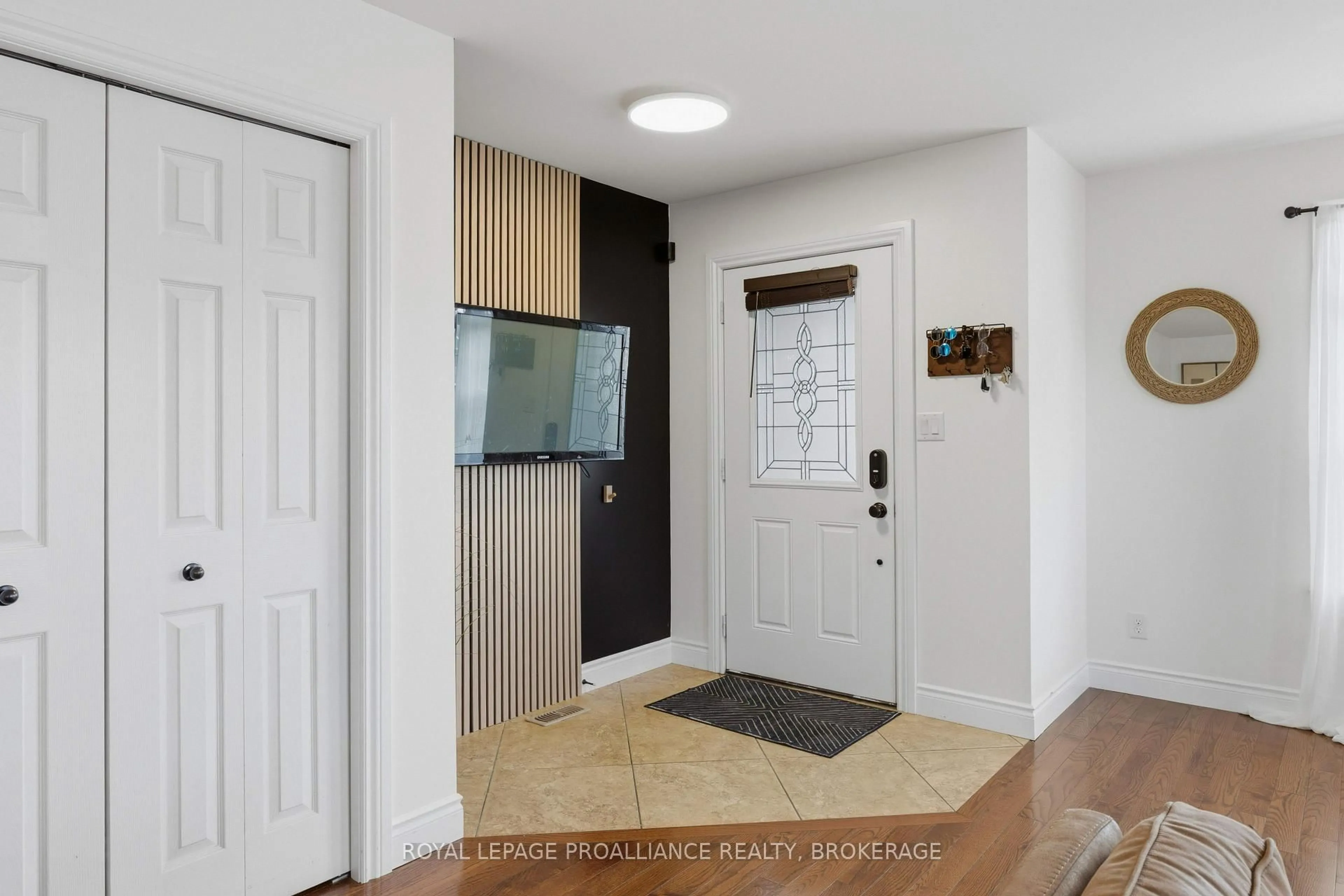 Indoor entryway for 1464 Ottawa St, Kingston Ontario K7P 0C2