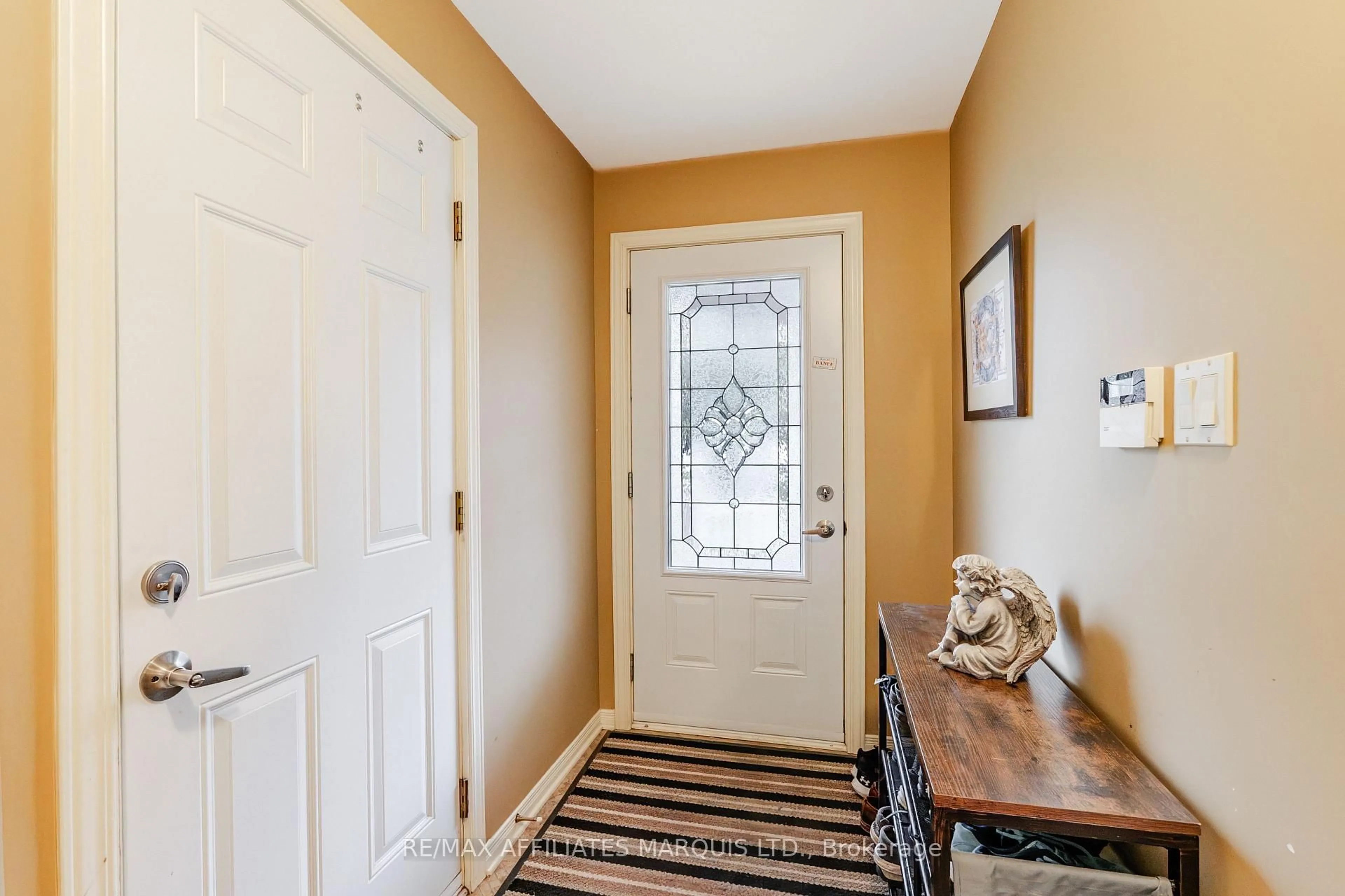 Indoor entryway for 2230 Glen Brook Dr, Cornwall Ontario K6H 7N2