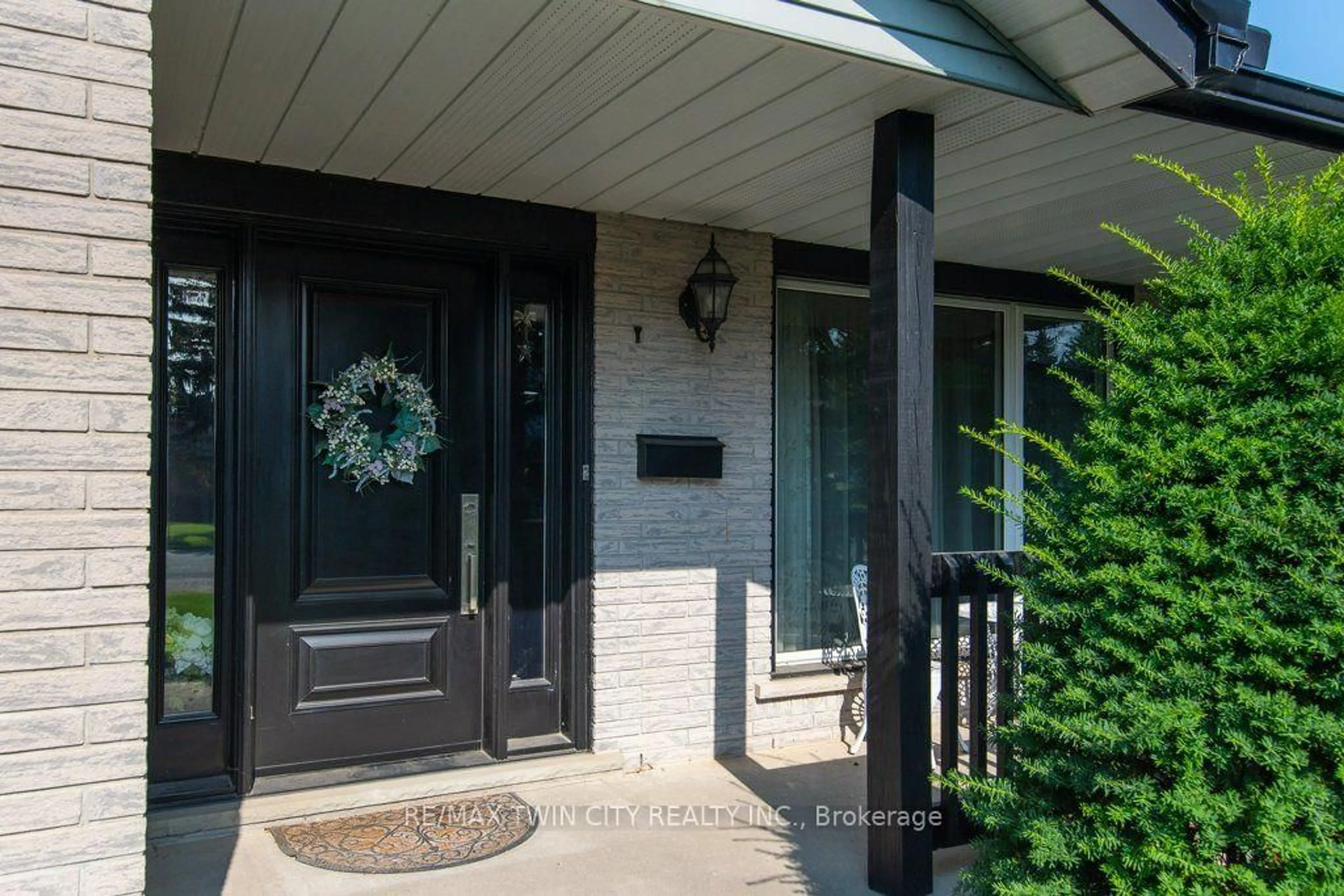 Indoor entryway for 108 Queensway Dr, Woolwich Ontario N3B 2T5