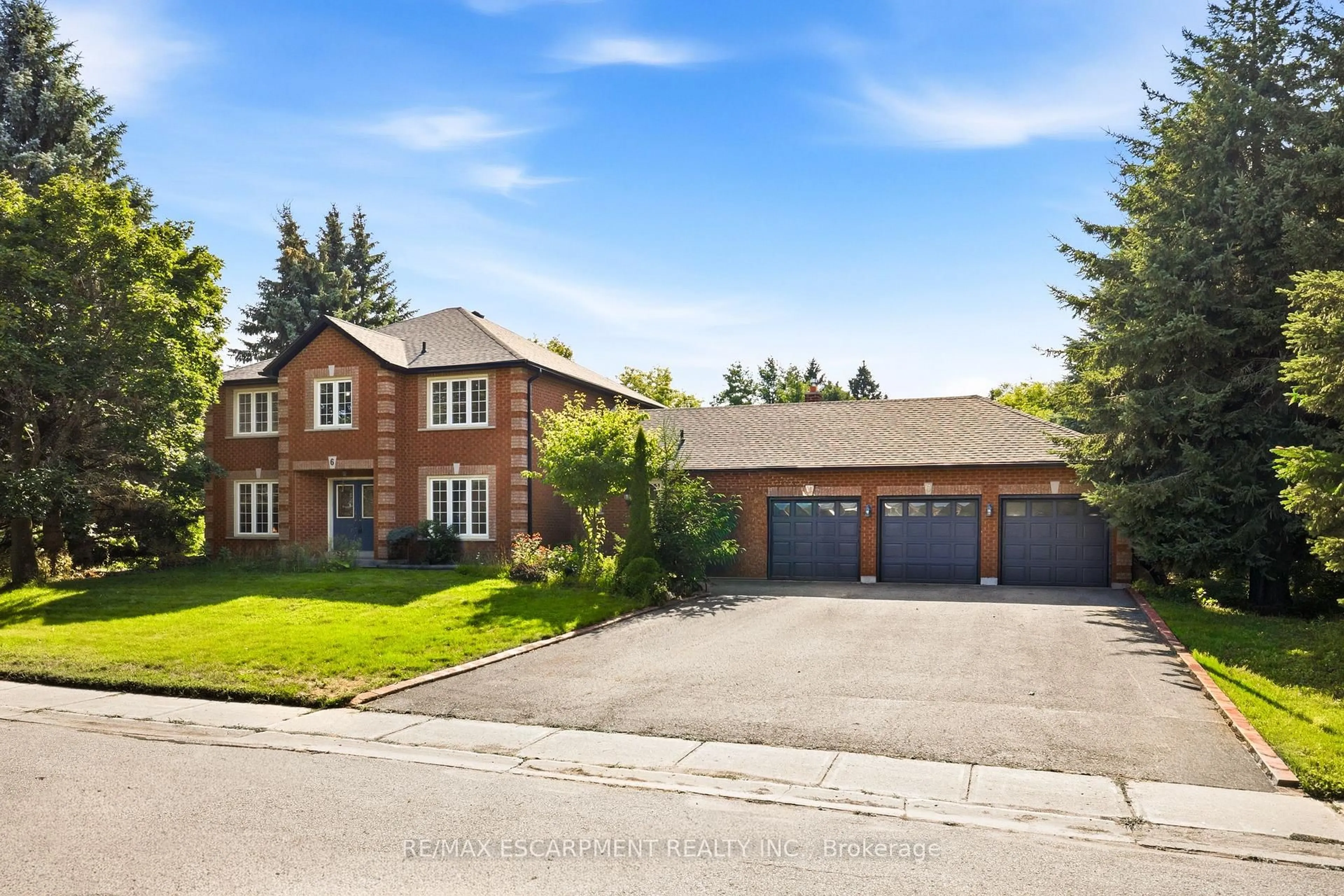 A pic from outside/outdoor area/front of a property/back of a property/a pic from drone, street for 6 Willow Cres, Mono Ontario L9W 6L4