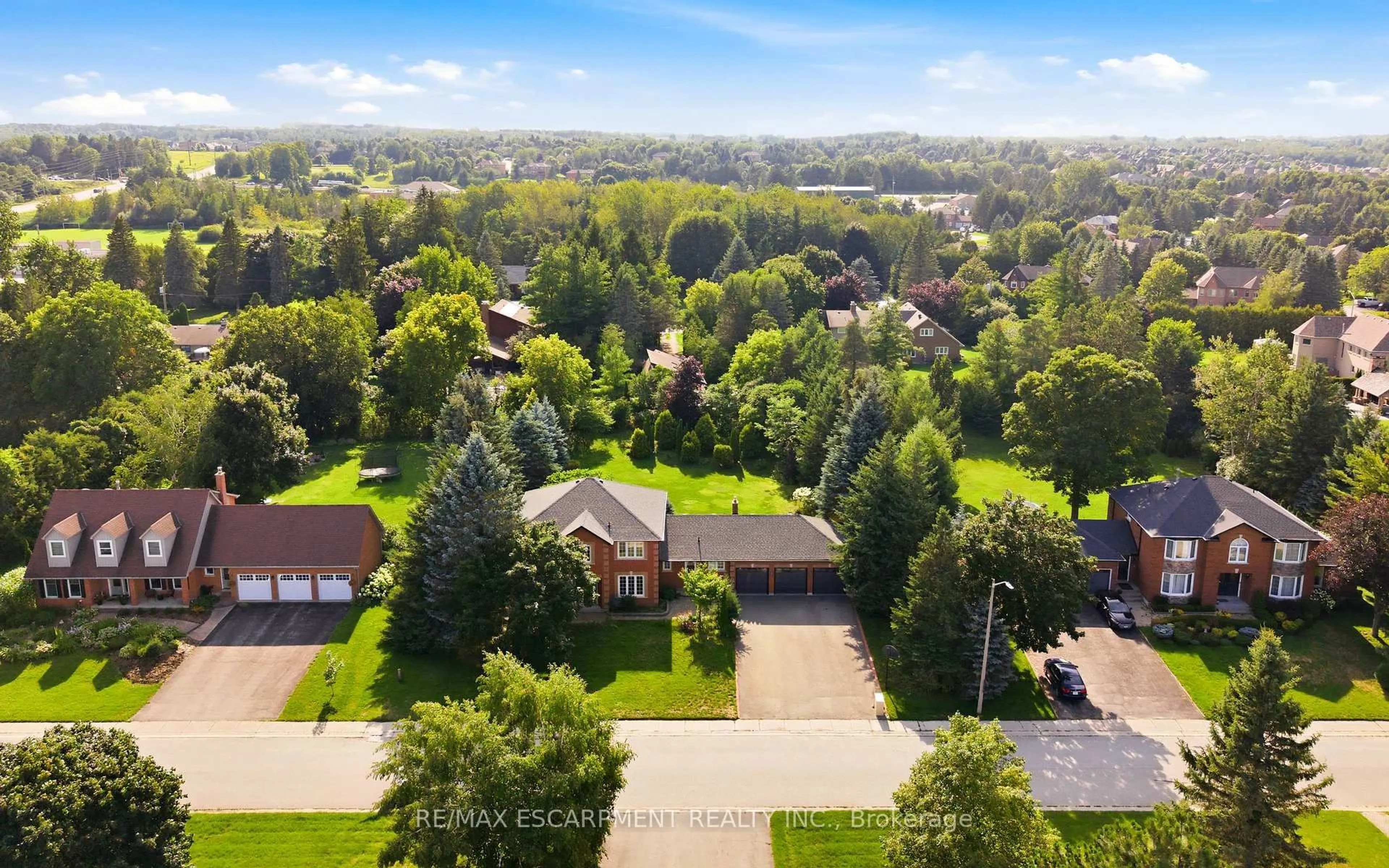 A pic from outside/outdoor area/front of a property/back of a property/a pic from drone, unknown for 6 Willow Cres, Mono Ontario L9W 6L4