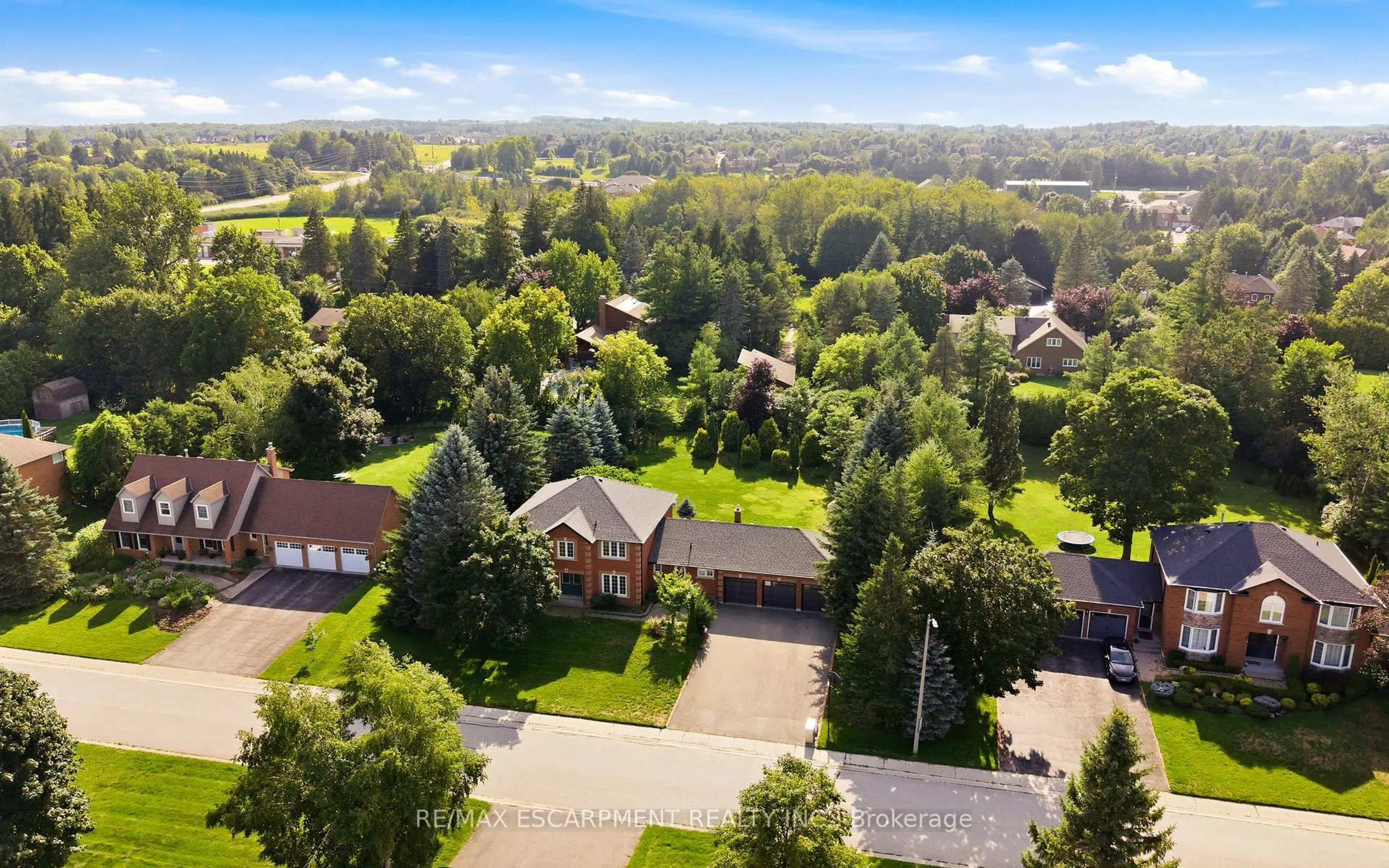A pic from outside/outdoor area/front of a property/back of a property/a pic from drone, mountain view for 6 Willow Cres, Mono Ontario L9W 6L4