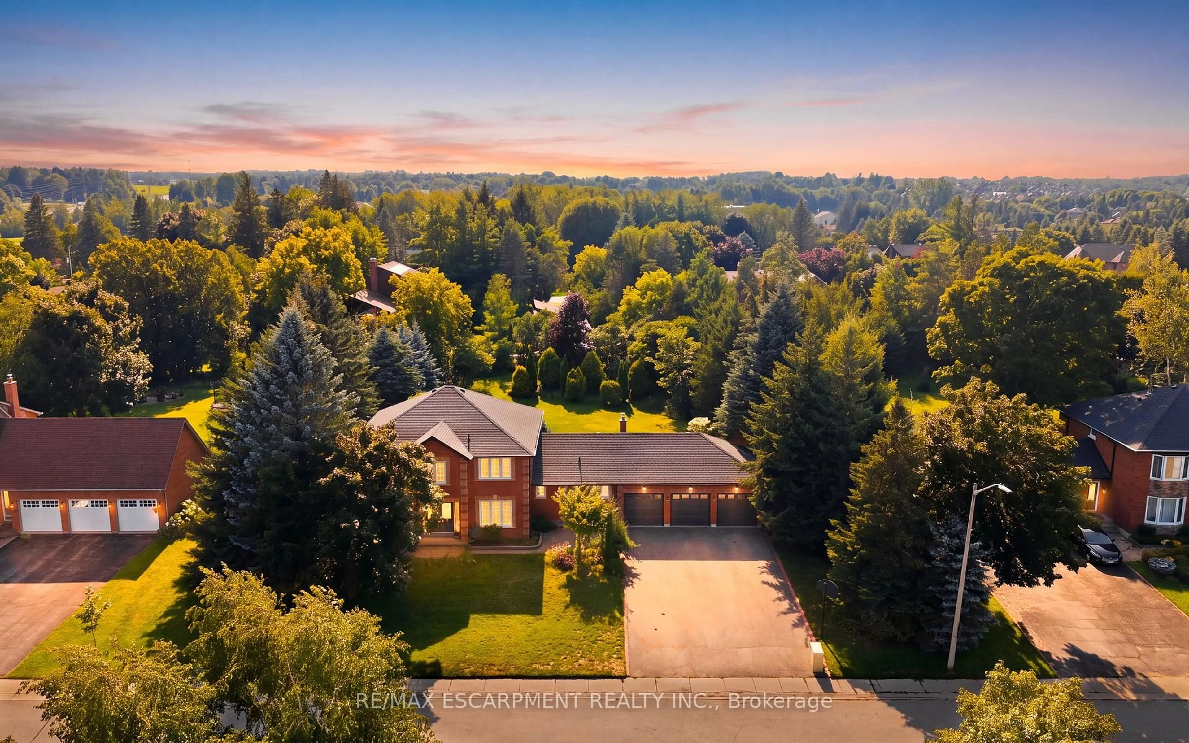 A pic from outside/outdoor area/front of a property/back of a property/a pic from drone, unknown for 6 Willow Cres, Mono Ontario L9W 6L4