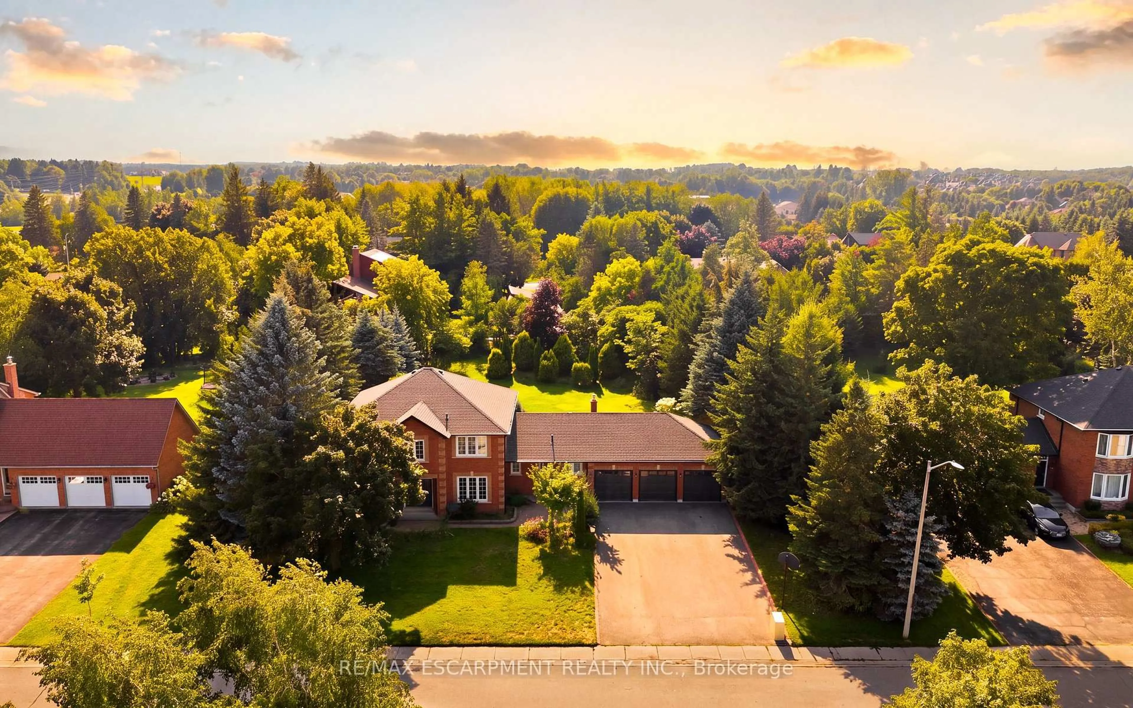A pic from outside/outdoor area/front of a property/back of a property/a pic from drone, unknown for 6 Willow Cres, Mono Ontario L9W 6L4