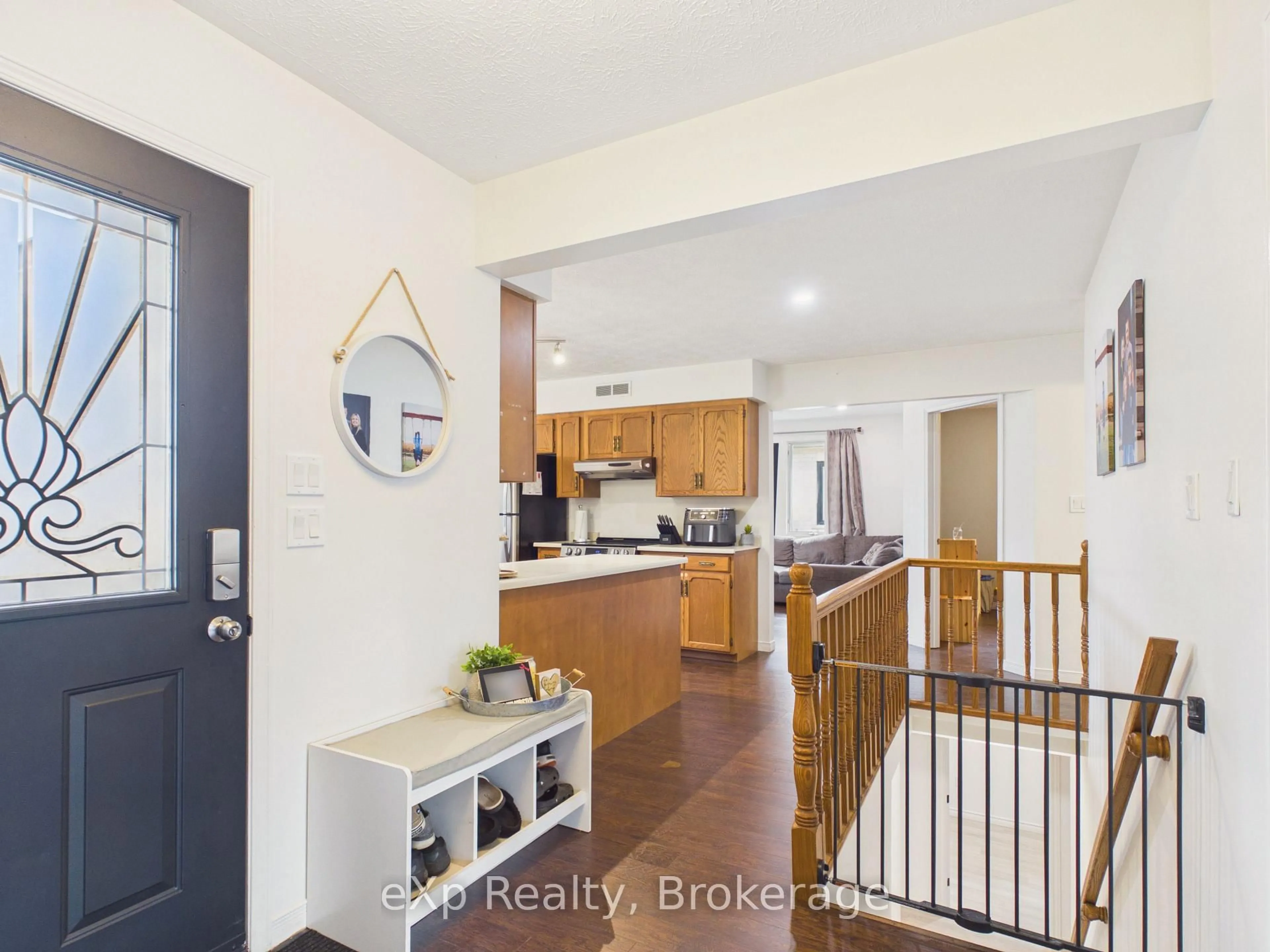 Indoor entryway for 1103 Marietta St, Howick Ontario N0G 2X0