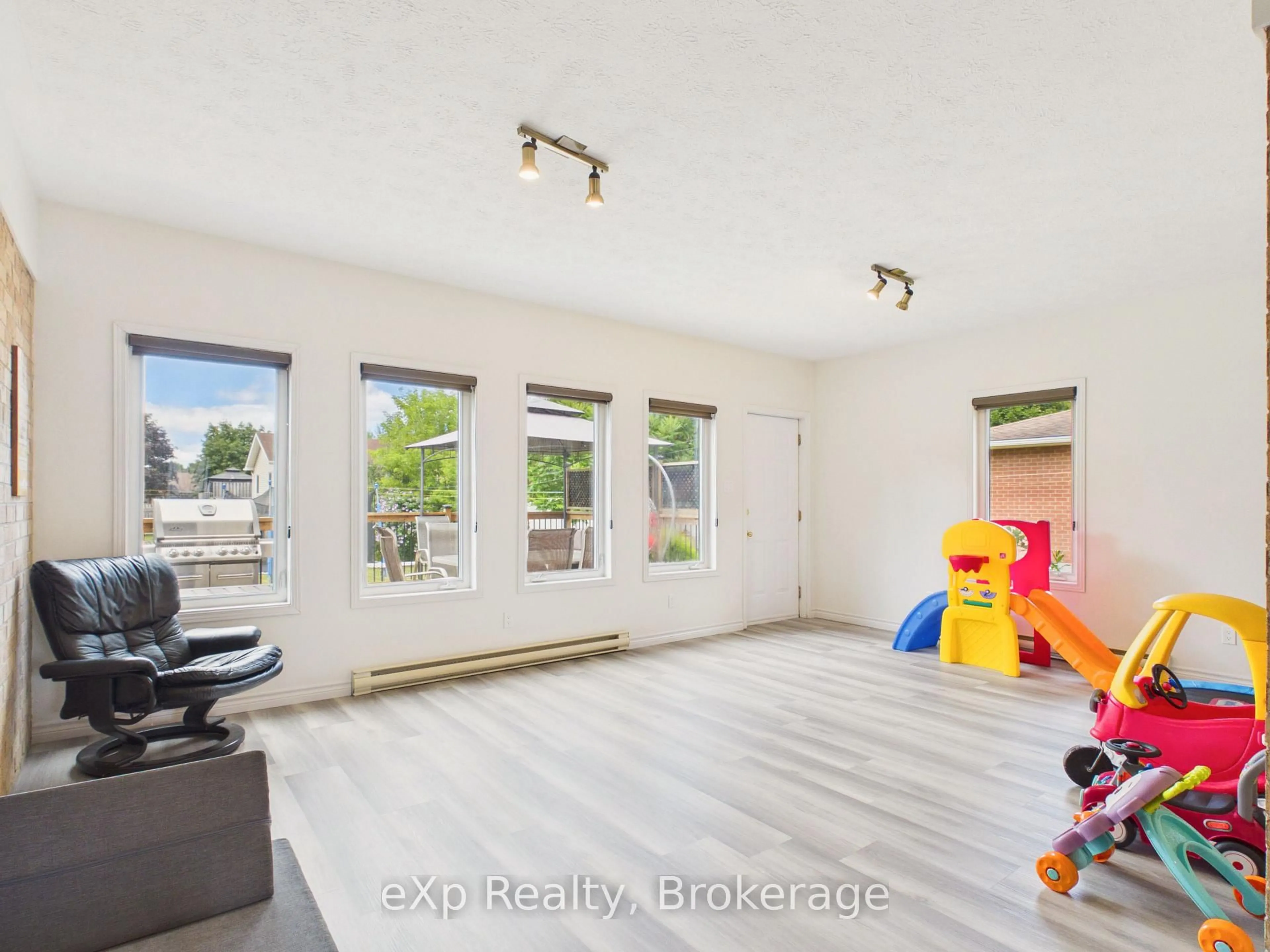 A pic of a room for 1103 Marietta St, Howick Ontario N0G 2X0