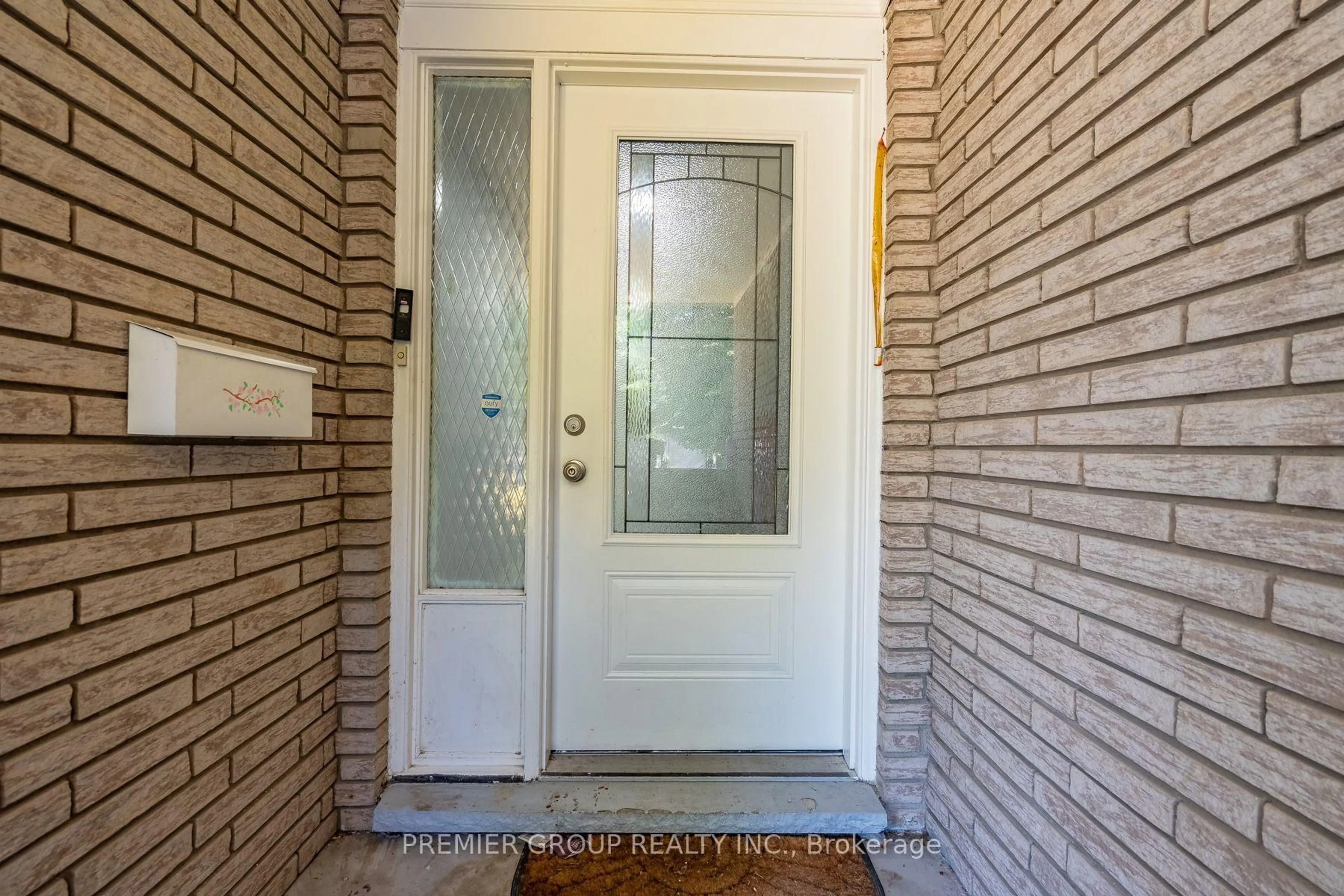 Indoor entryway for 118 Bridlewood Dr, Welland Ontario L3C 6L1