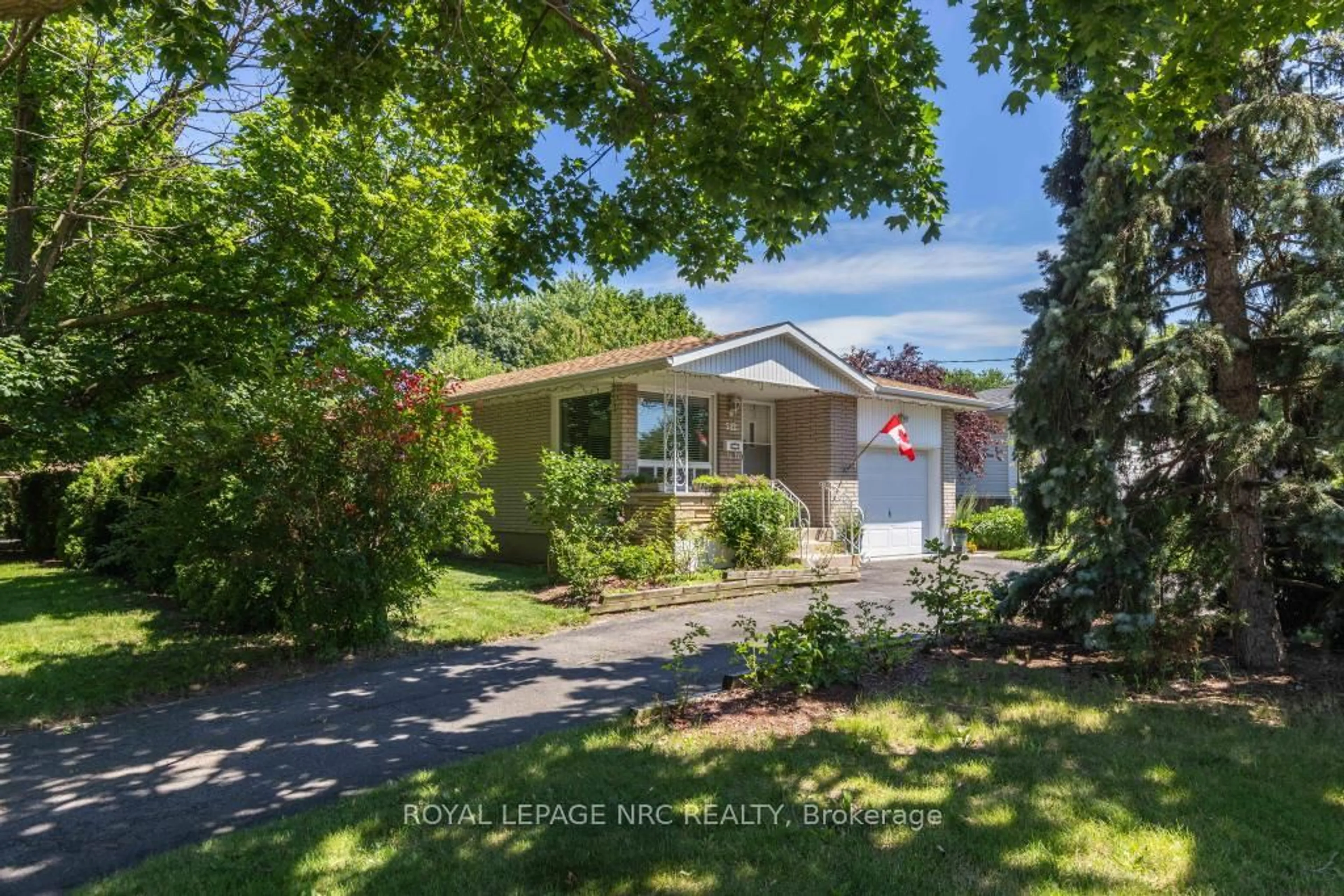 A pic from outside/outdoor area/front of a property/back of a property/a pic from drone, street for 542 Lake St, St. Catharines Ontario L2N 4H8
