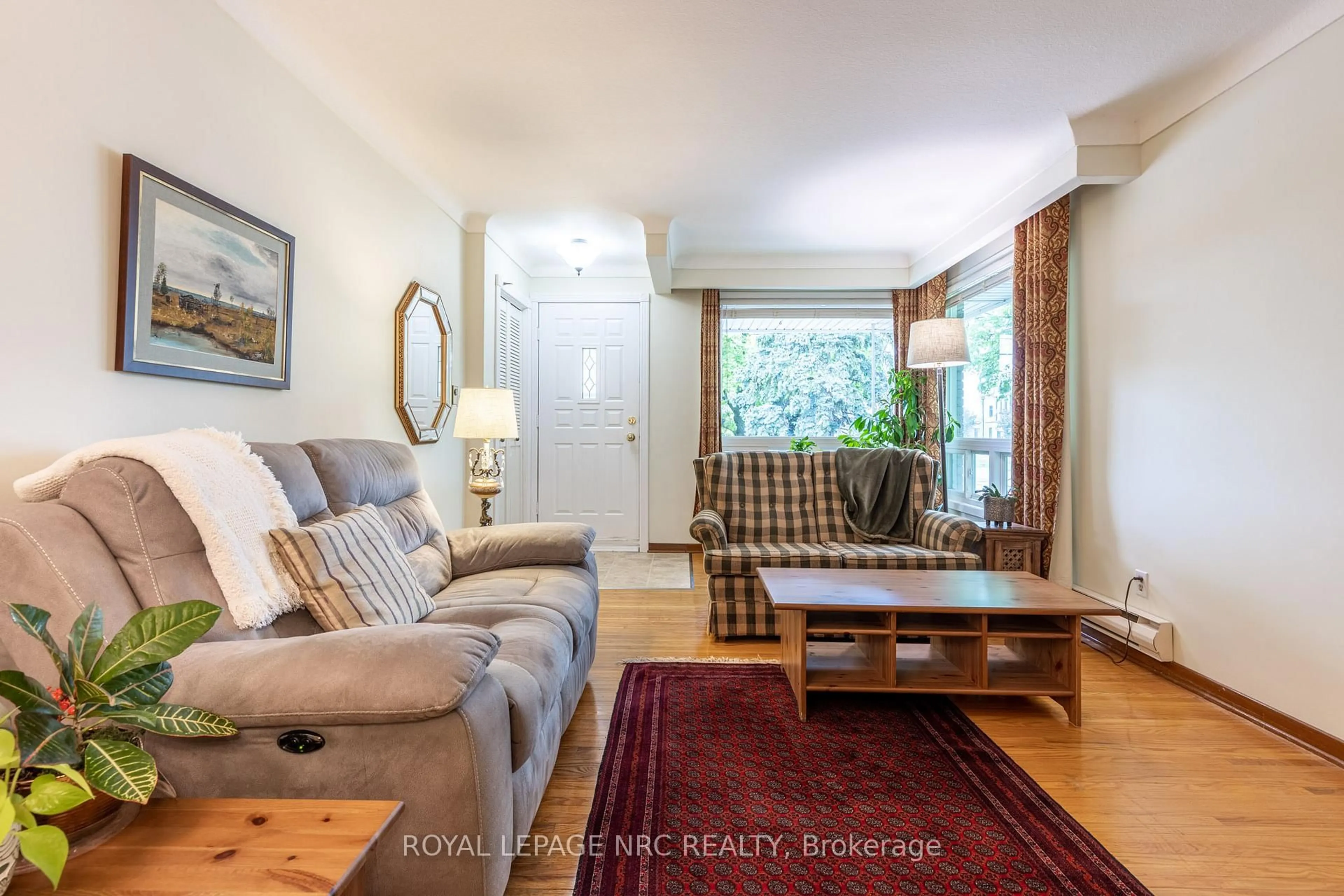 Living room with furniture, unknown for 542 Lake St, St. Catharines Ontario L2N 4H8
