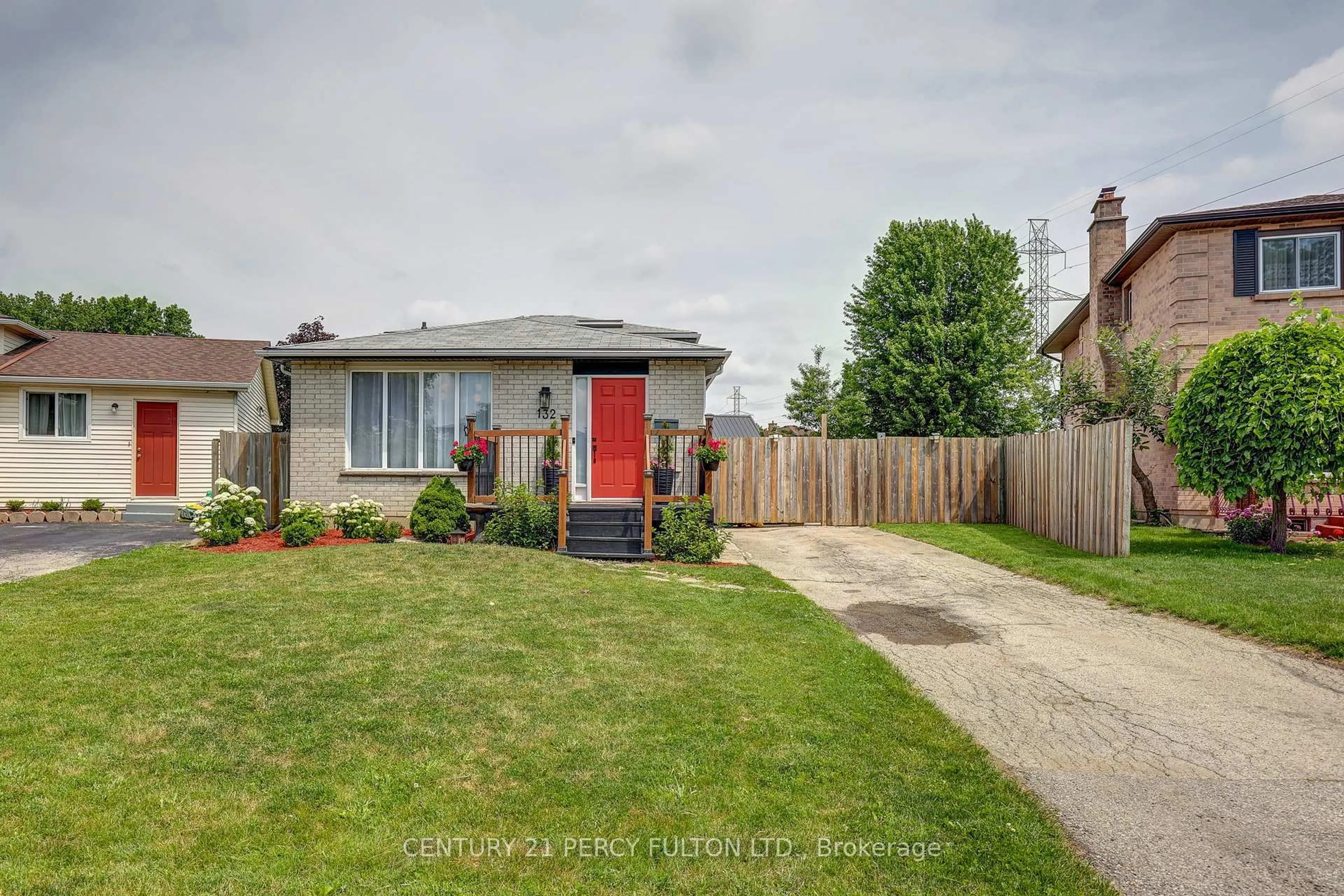 A pic from outside/outdoor area/front of a property/back of a property/a pic from drone, street for 132 Sundridge Cres, London South Ontario N5Z 4R7