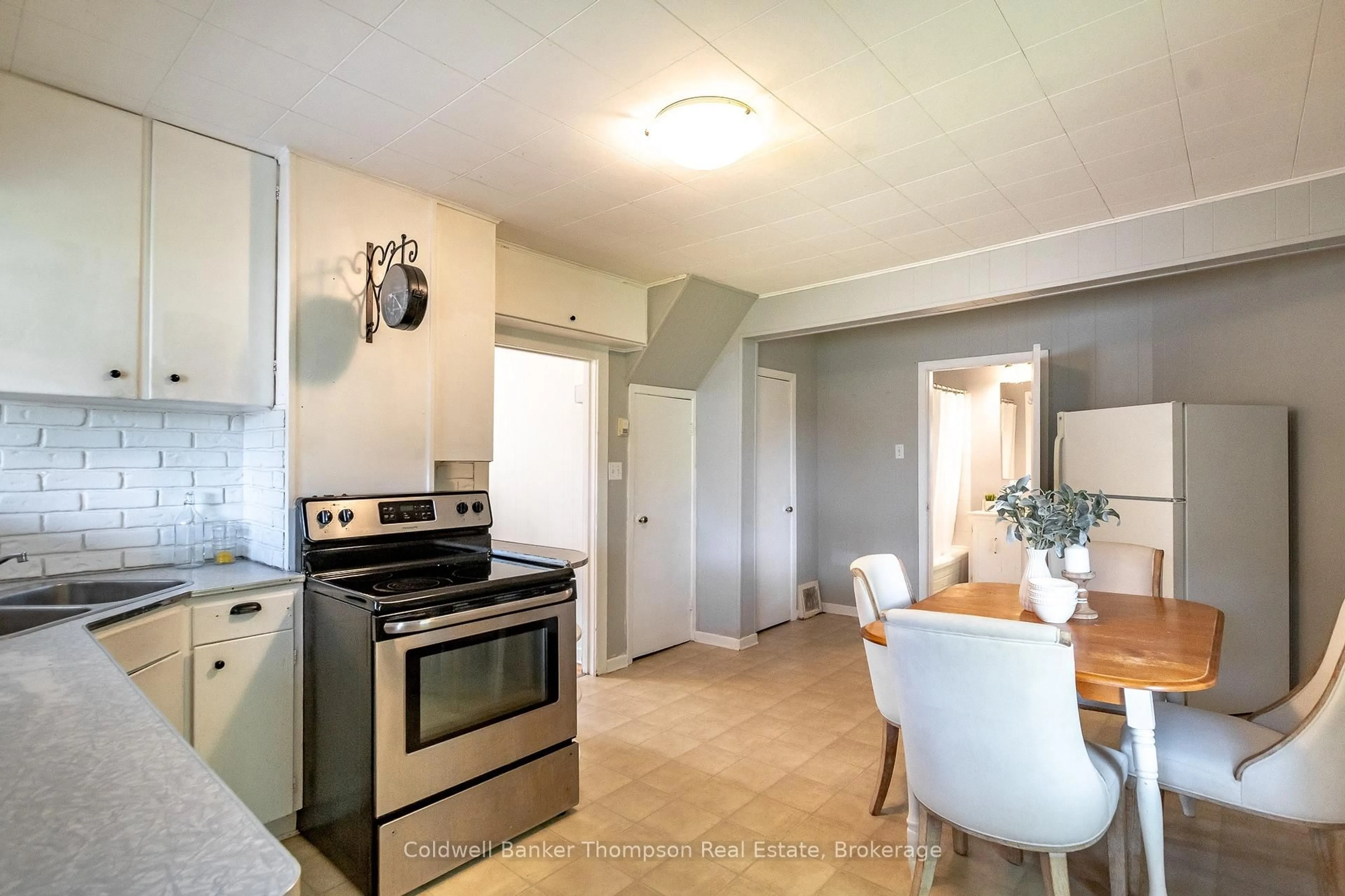 Open concept kitchen, ceramic/tile floor for 60 West Rd, Huntsville Ontario P1H 1L8