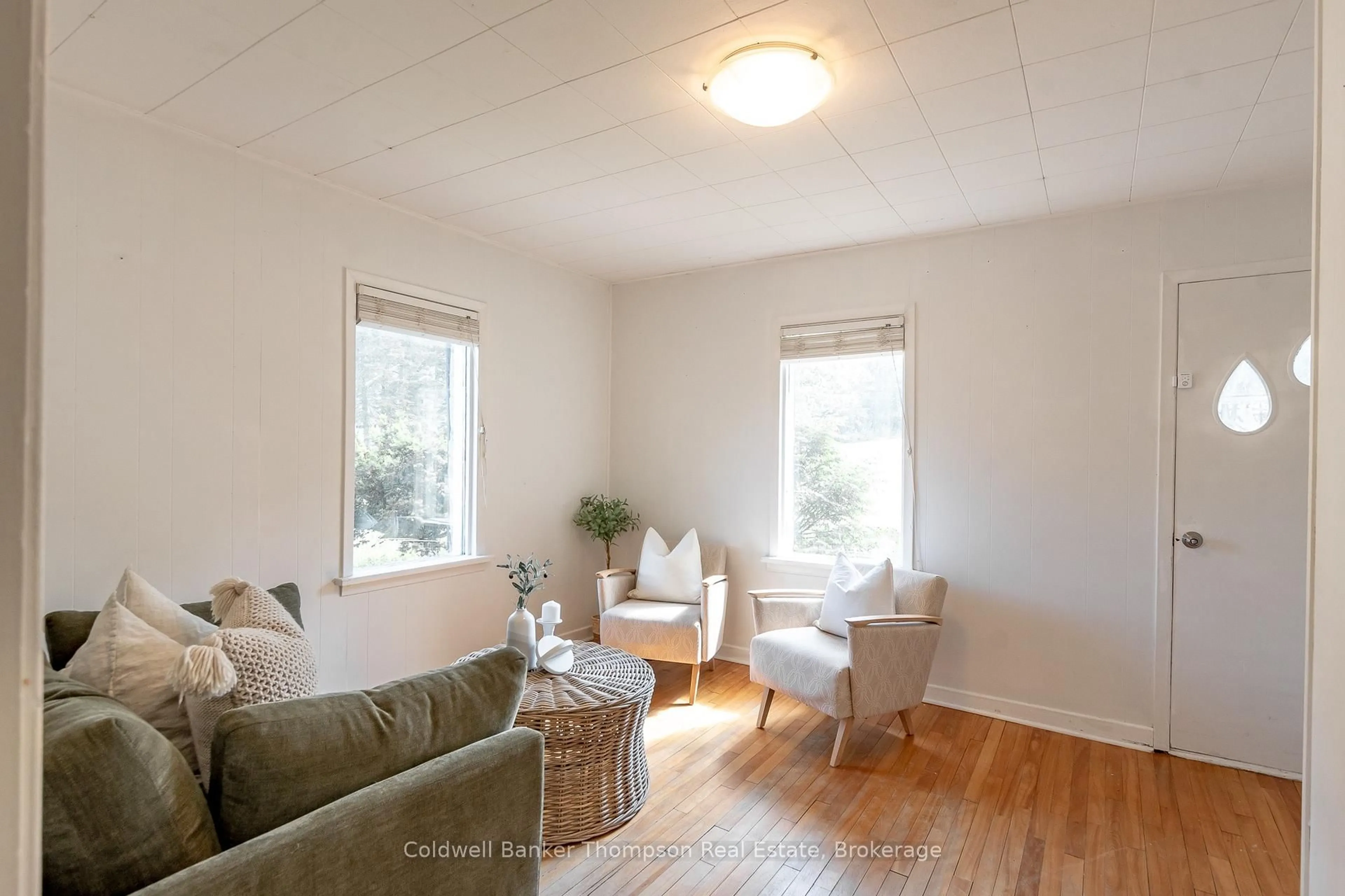 Living room with furniture, wood/laminate floor for 60 West Rd, Huntsville Ontario P1H 1L8