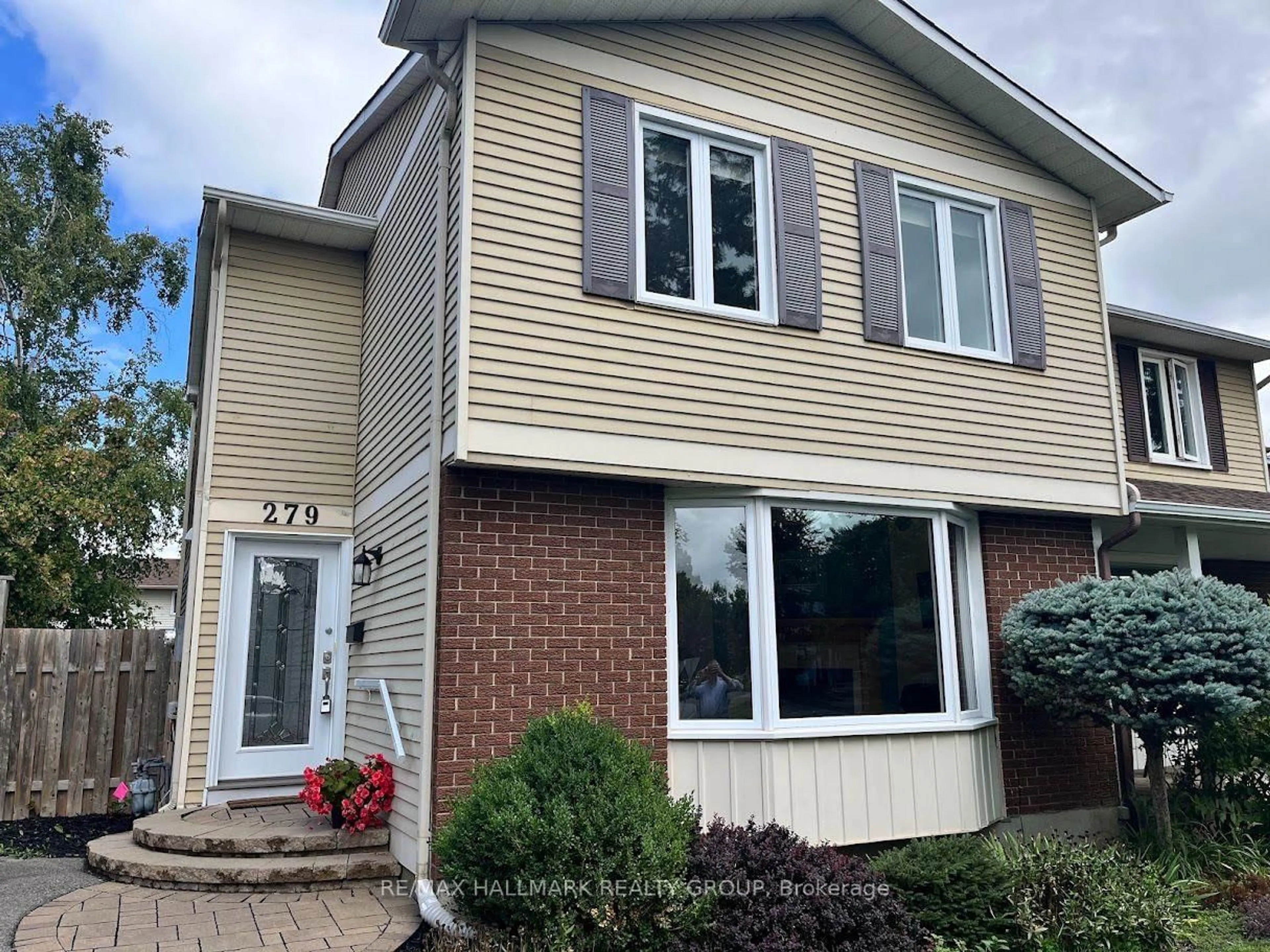 Home with vinyl exterior material, street for 279 Pintail Terr, Ottawa Ontario K1E 1Z9