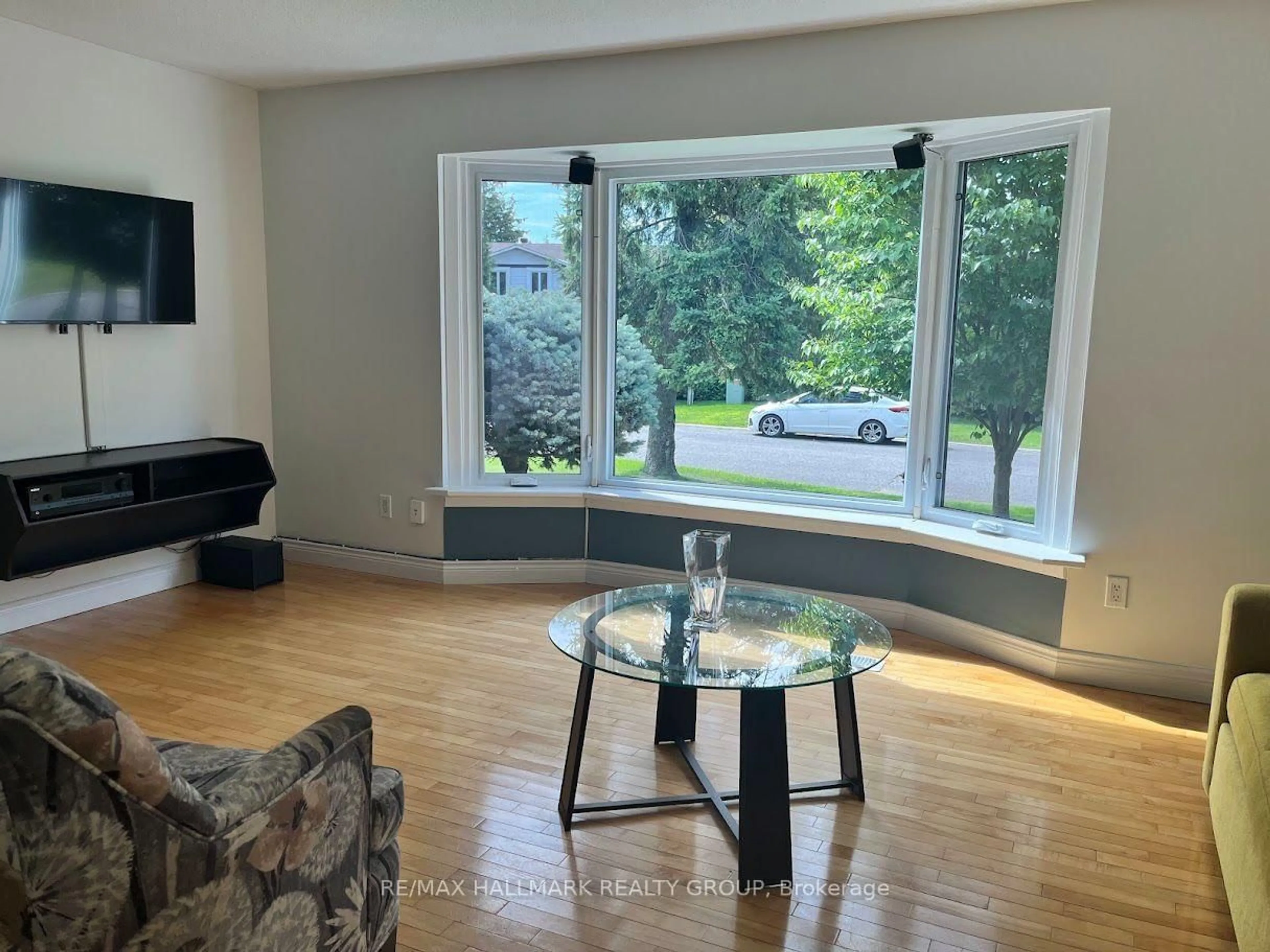 Living room with furniture, wood/laminate floor for 279 Pintail Terr, Ottawa Ontario K1E 1Z9