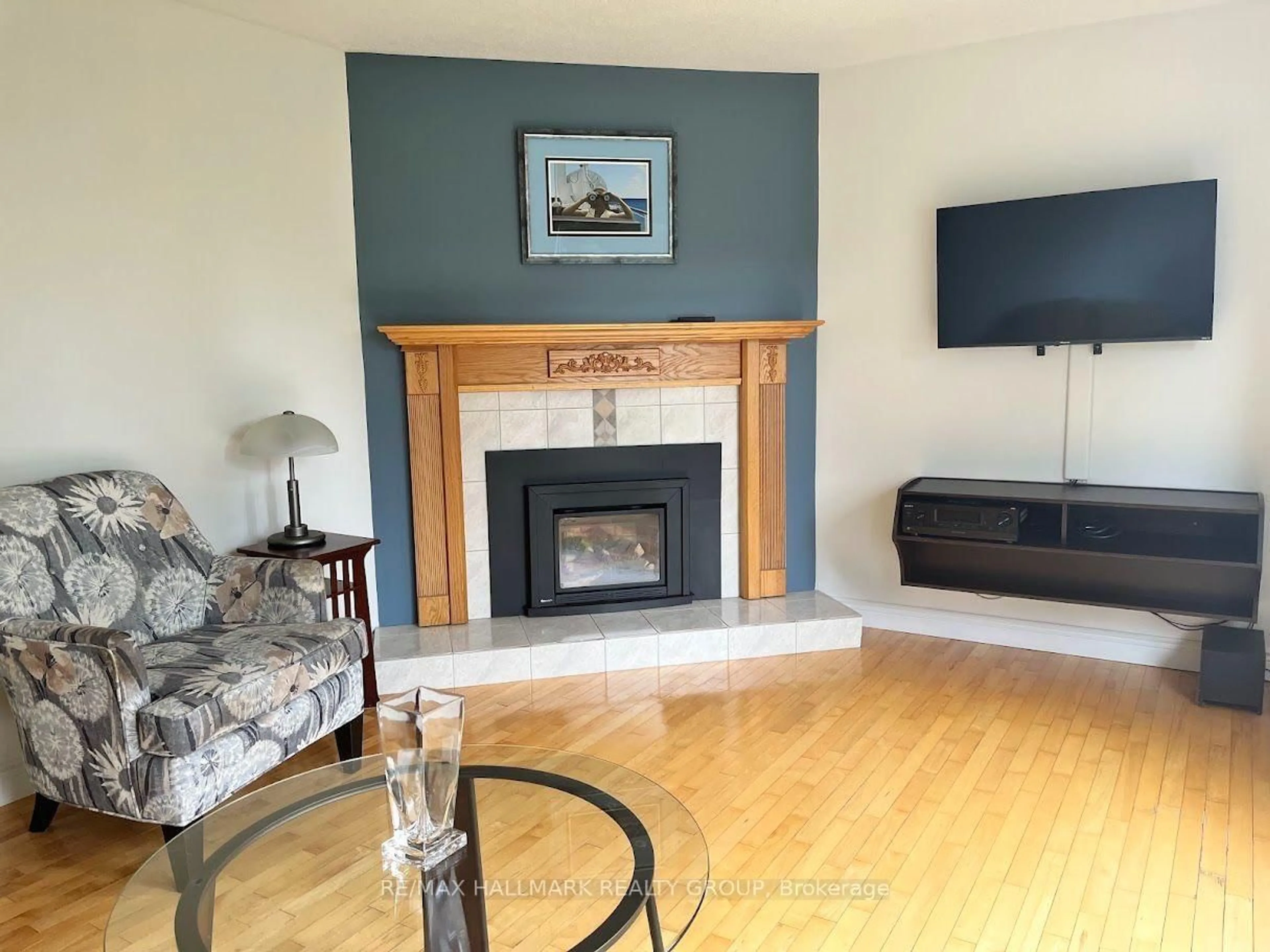 Living room with furniture, wood/laminate floor for 279 Pintail Terr, Ottawa Ontario K1E 1Z9