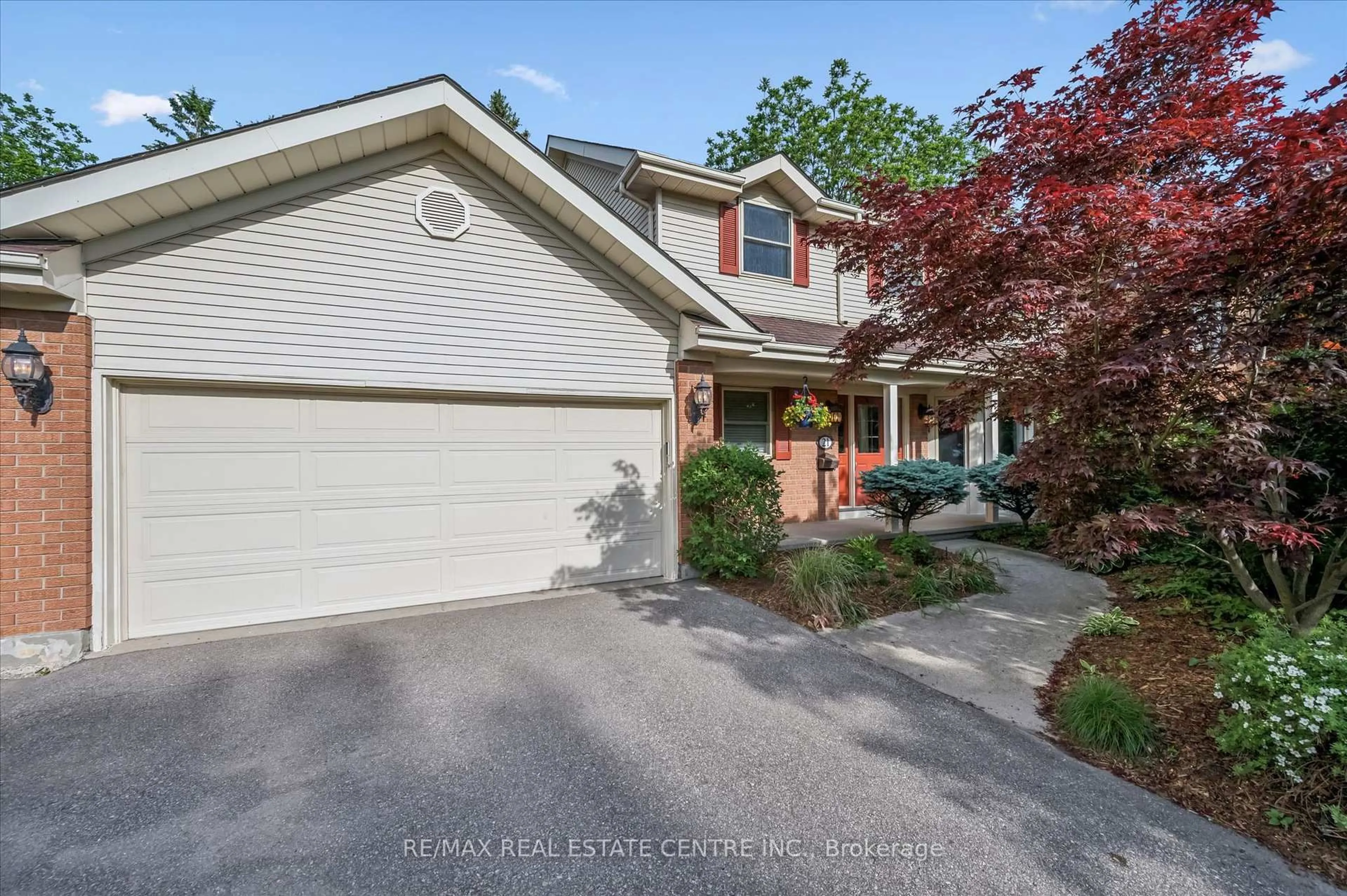 Home with brick exterior material, street for 21 Tinatawa Crt, Kitchener Ontario N2A 3K4