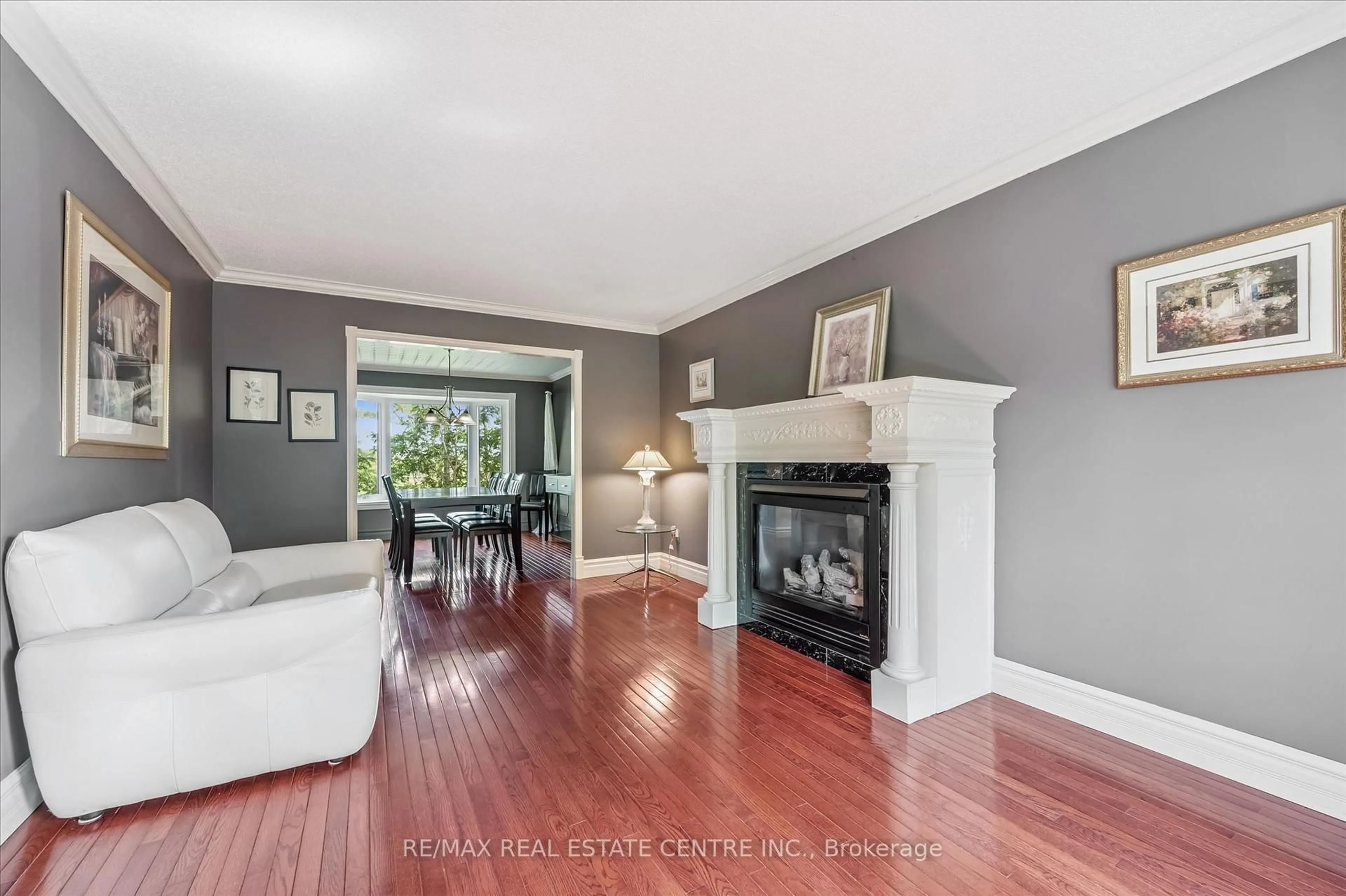 Living room with furniture, wood/laminate floor for 21 Tinatawa Crt, Kitchener Ontario N2A 3K4
