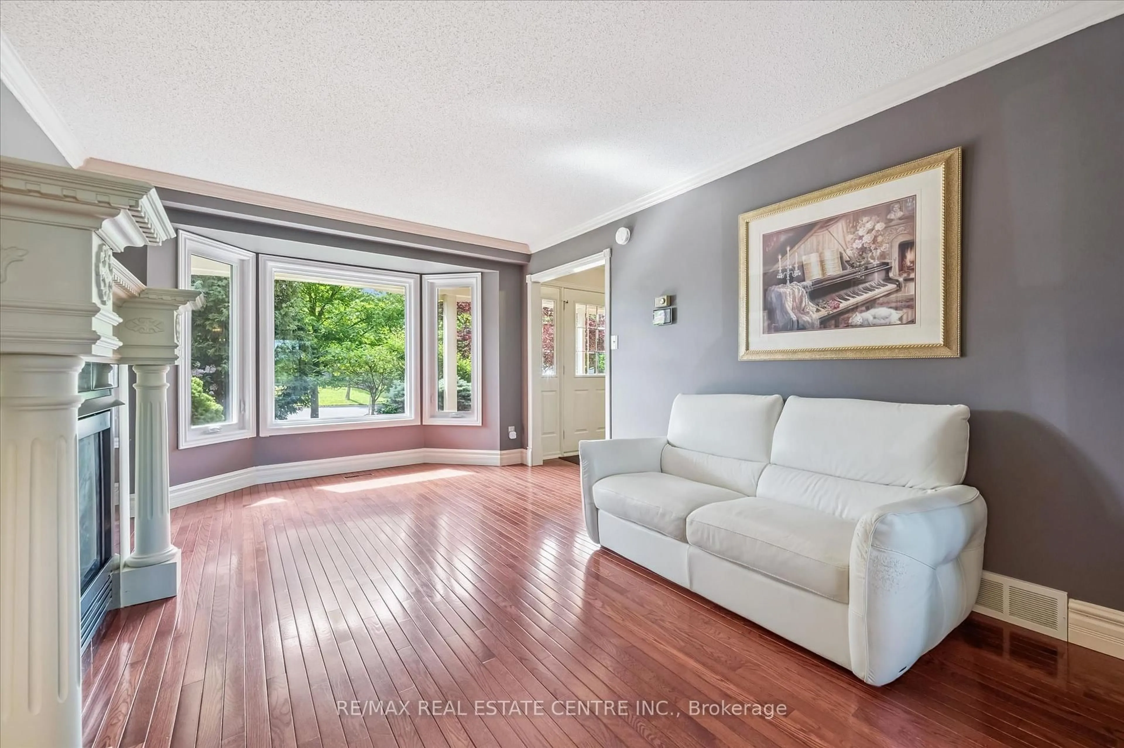 Living room with furniture, unknown for 21 Tinatawa Crt, Kitchener Ontario N2A 3K4