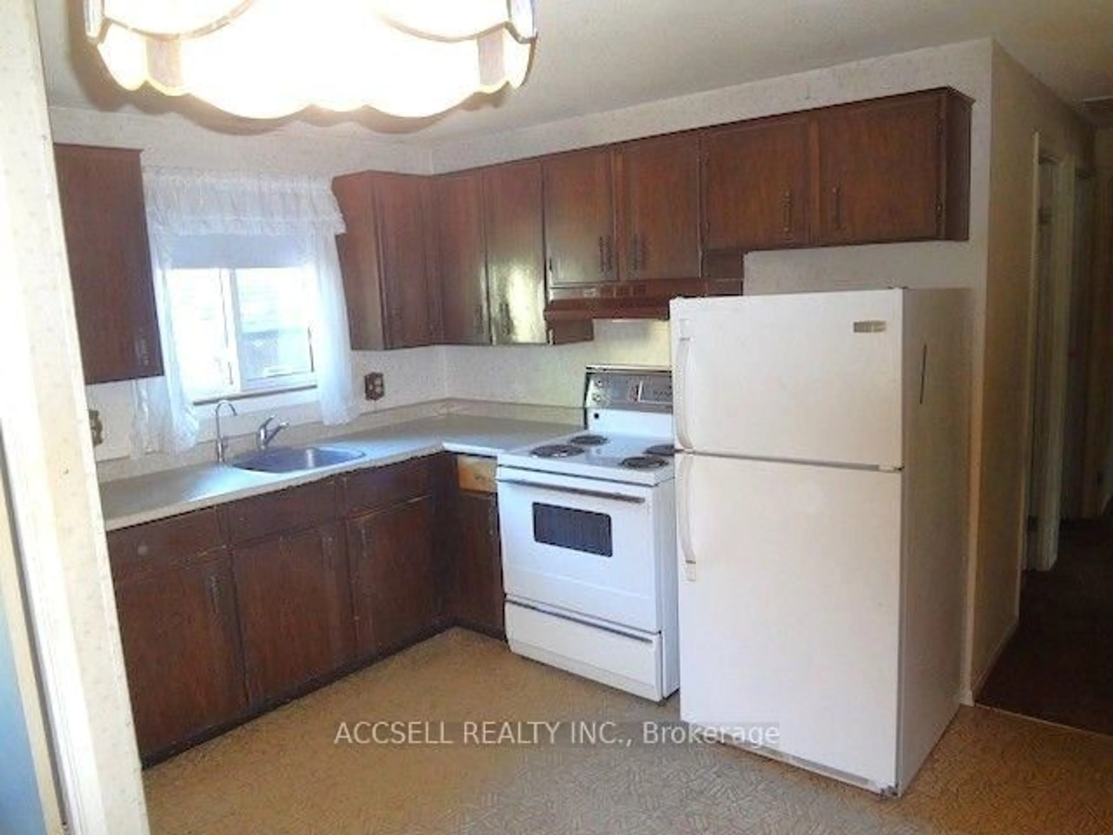 Standard kitchen, unknown for 28 Harcourt Cres, Kitchener Ontario N2P 1K9