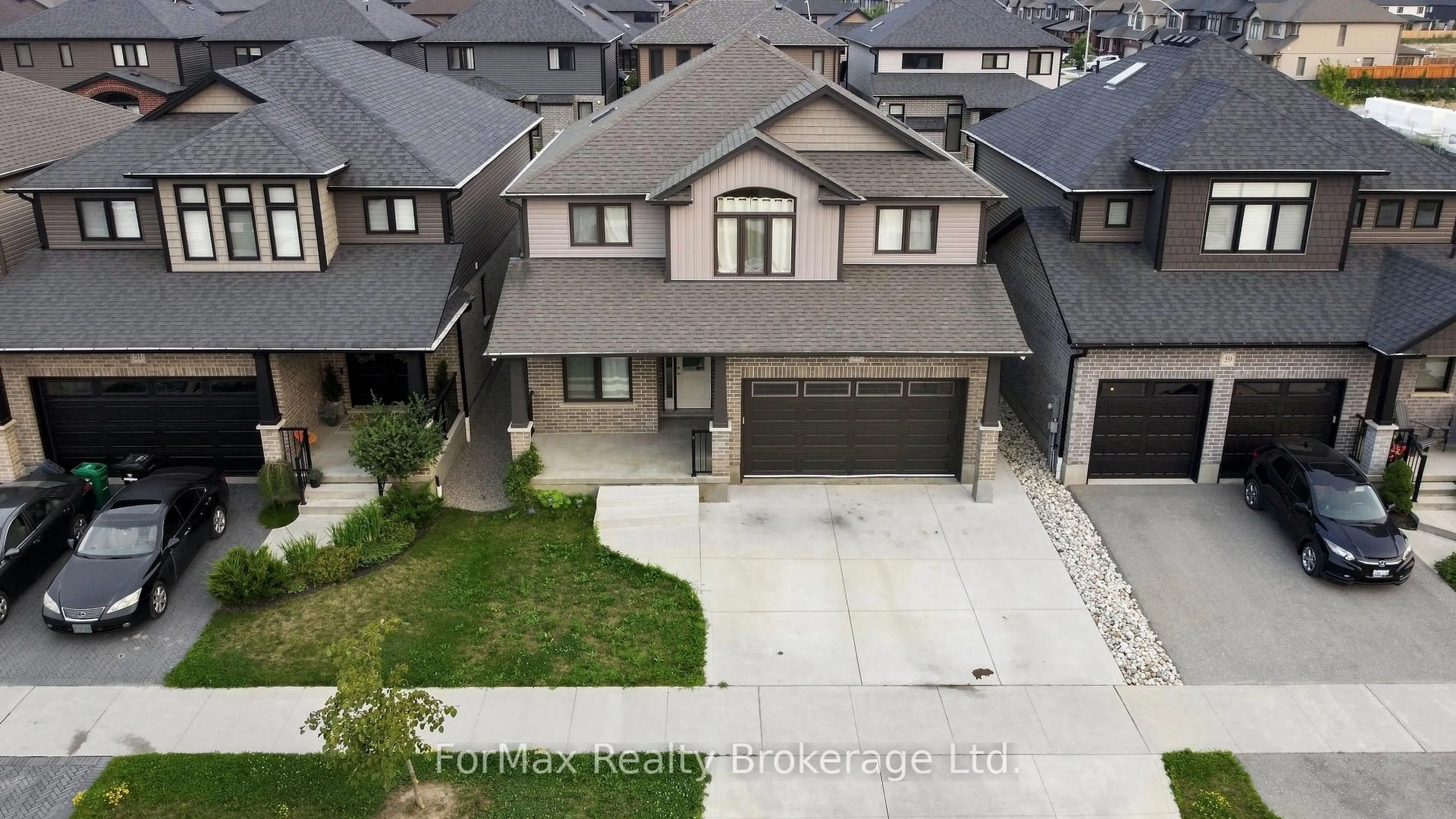 A pic from outside/outdoor area/front of a property/back of a property/a pic from drone, street for 55 Loxleigh Lane, Waterloo Ontario N0B 1M0