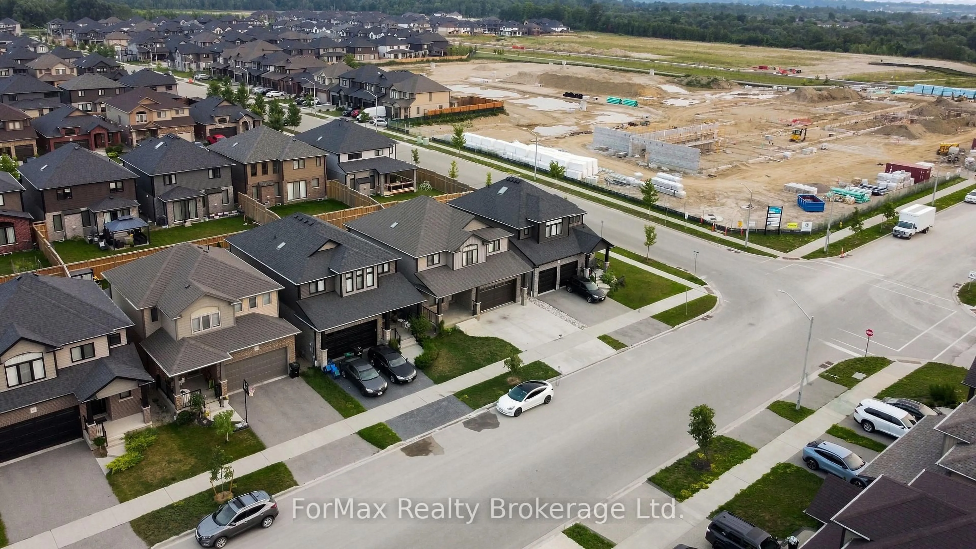 A pic from outside/outdoor area/front of a property/back of a property/a pic from drone, unknown for 55 Loxleigh Lane, Waterloo Ontario N0B 1M0