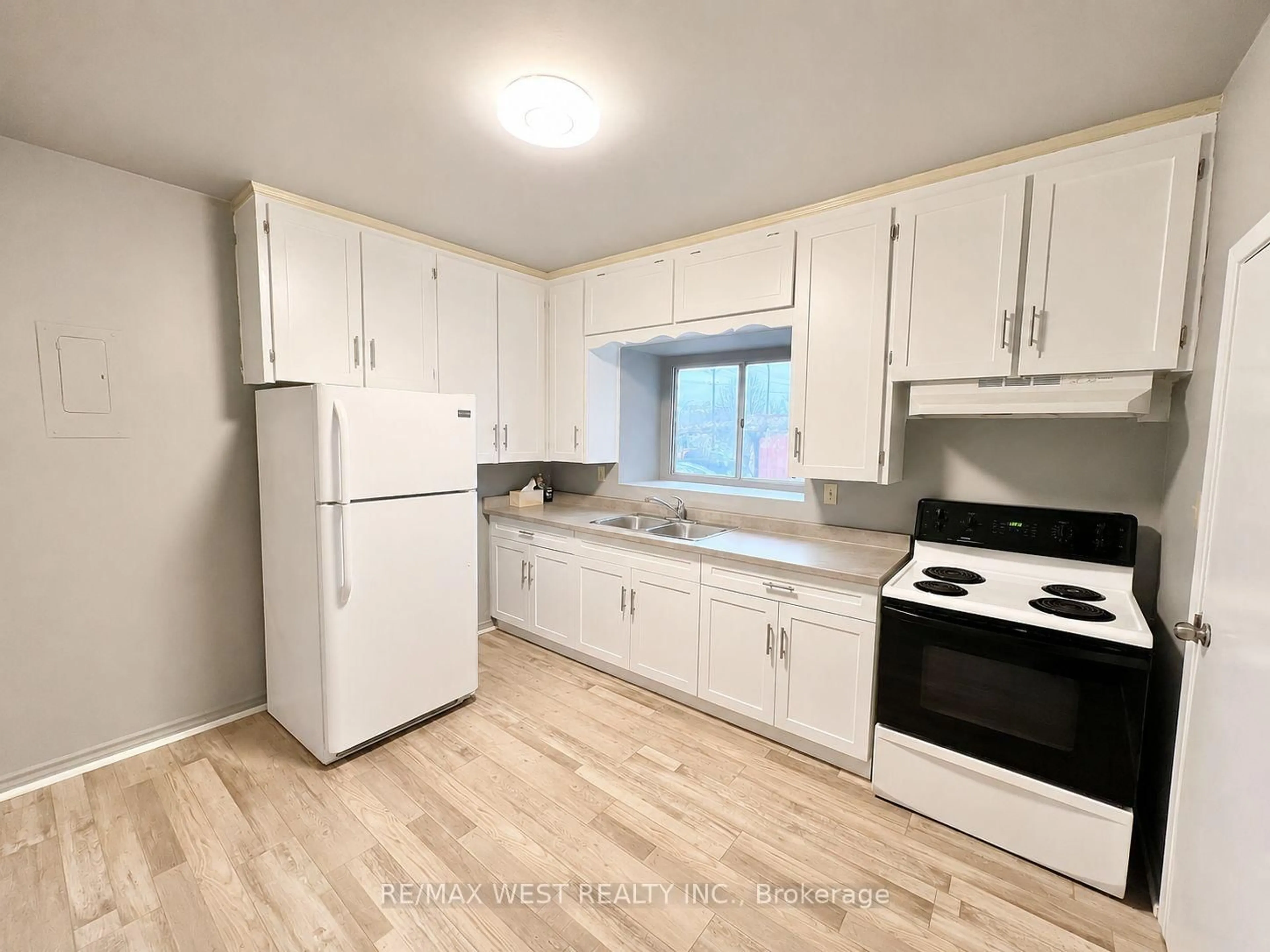Standard kitchen, unknown for 55 John St, Thorold Ontario L2V 2S7