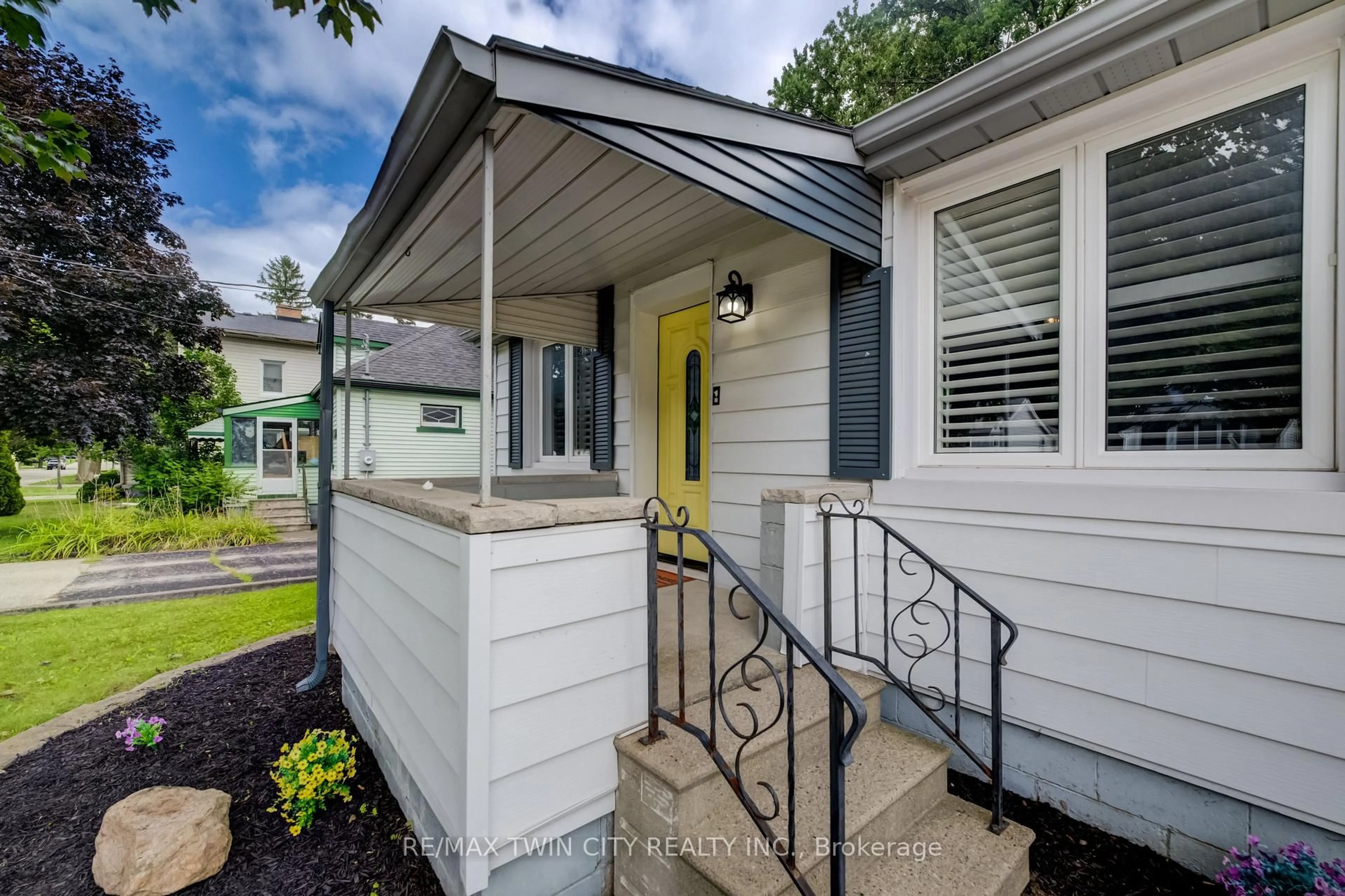 Home with vinyl exterior material, street for 130 SYDENHAM St, Woodstock Ontario N4S 7B6