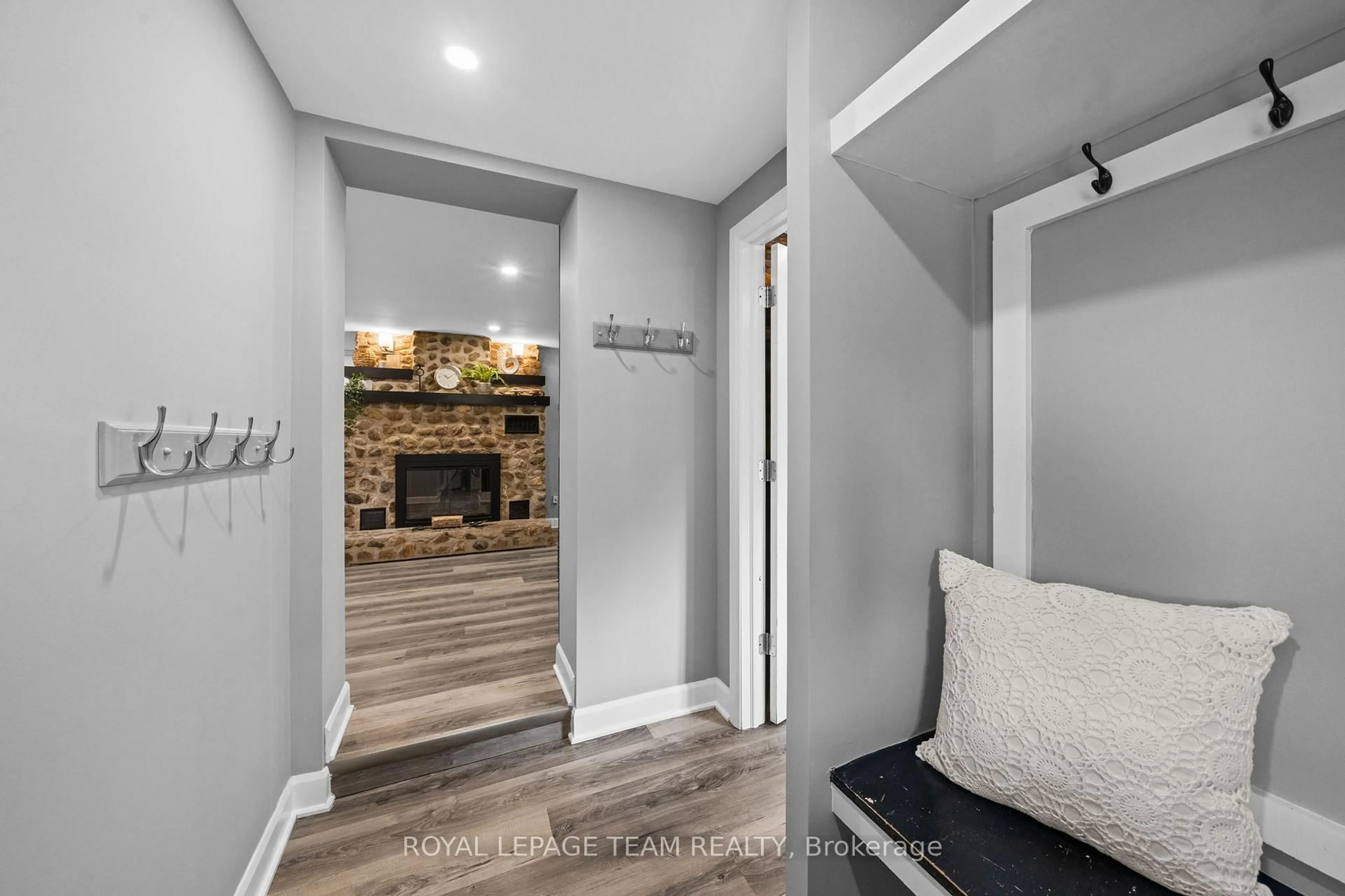 Indoor entryway for 16509 Cedarvale Rd, North Stormont Ontario K0C 1Y0