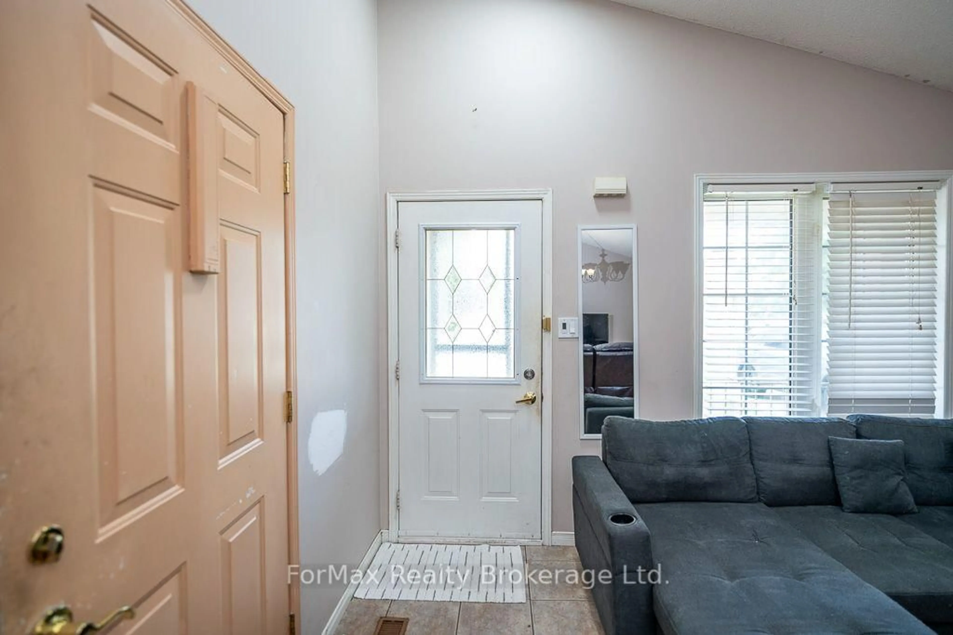Indoor entryway for 366 Macintosh Dr, Hamilton Ontario L8E 4E2