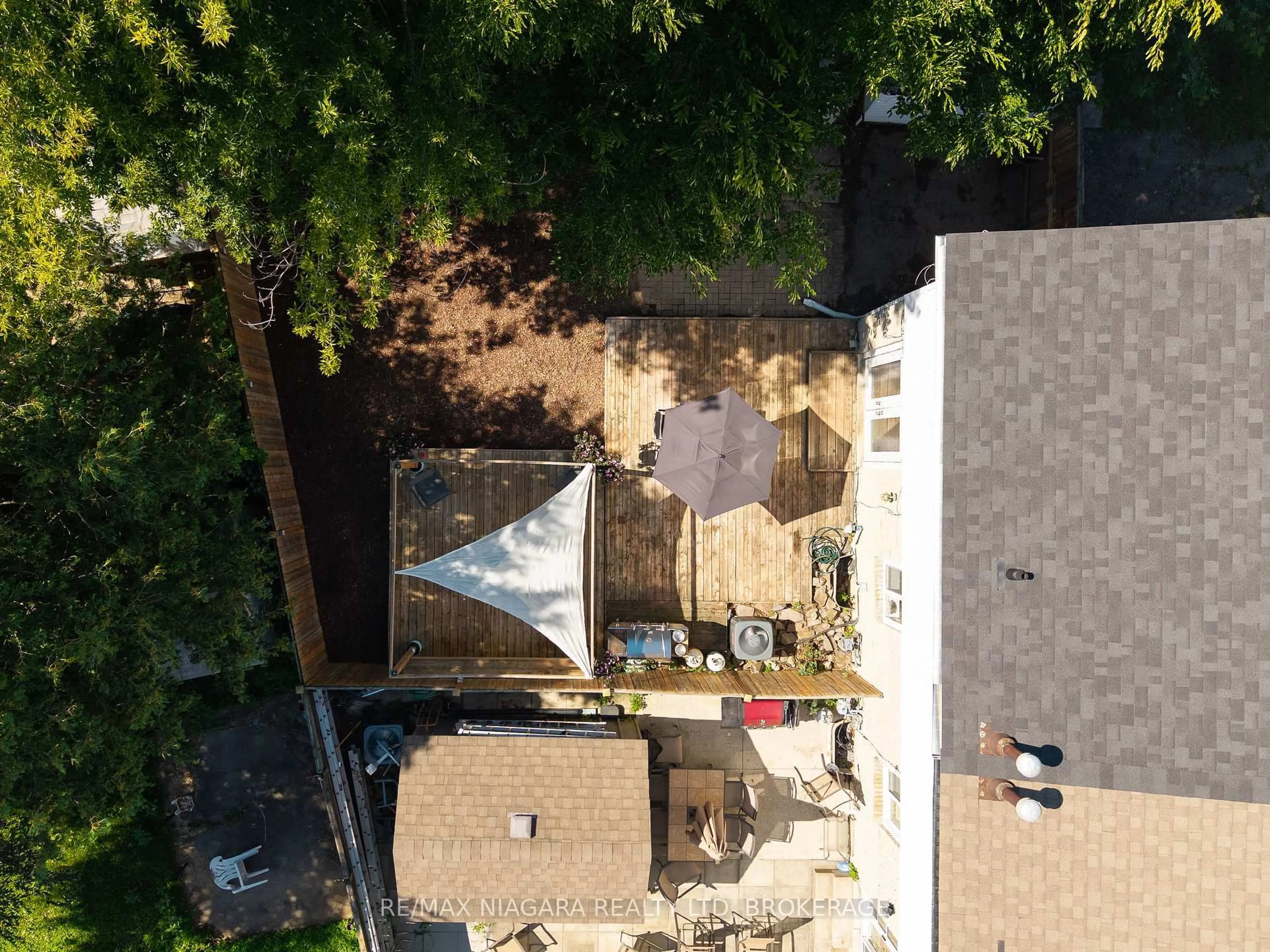 A pic from outside/outdoor area/front of a property/back of a property/a pic from drone, city buildings view from balcony for 38 Mccordick Dr, St. Catharines Ontario L2N 6S3