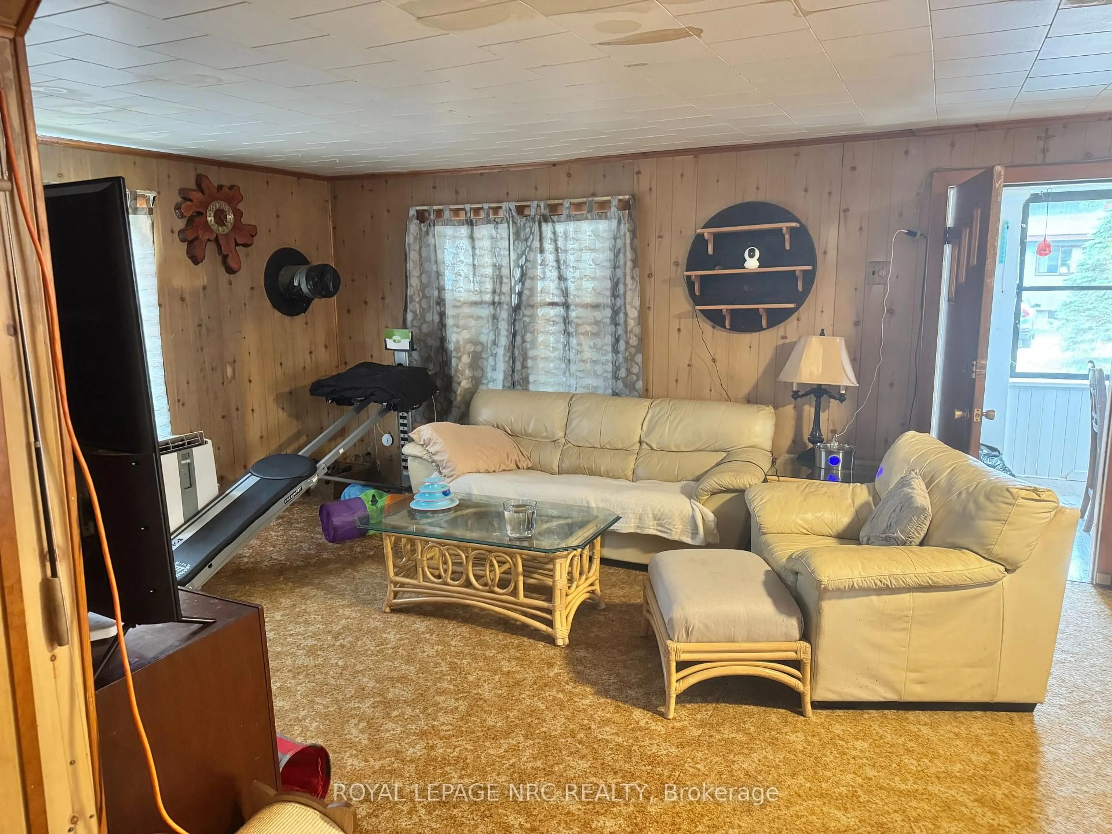 Living room with furniture, unknown for 3752 Crystal Beach Dr, Fort Erie Ontario L0S 1B0