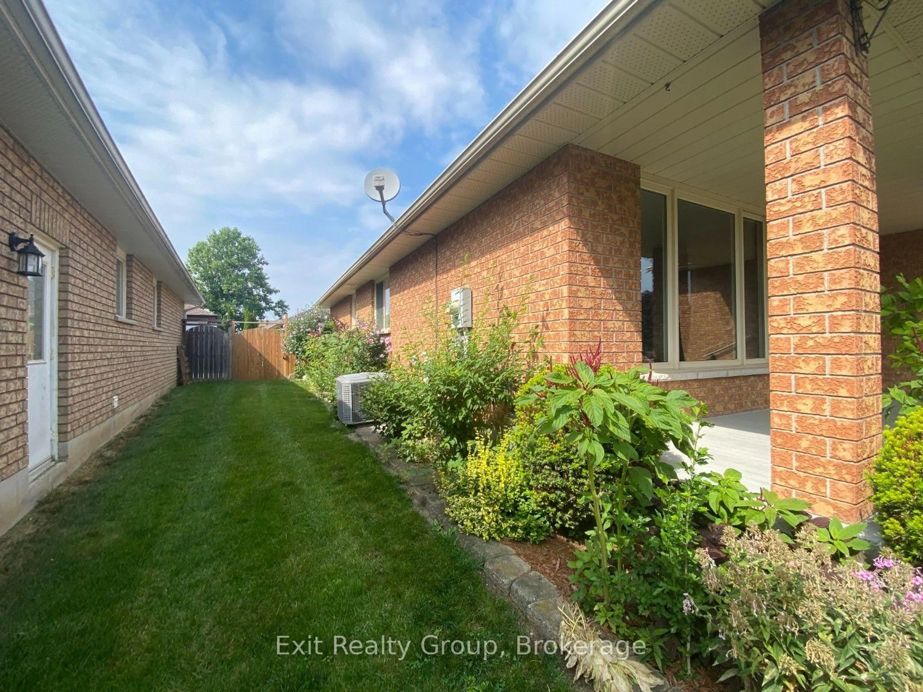 A pic from outside/outdoor area/front of a property/back of a property/a pic from drone, street for 60 Oak Ridge Blvd, Belleville Ontario K8N 5W2