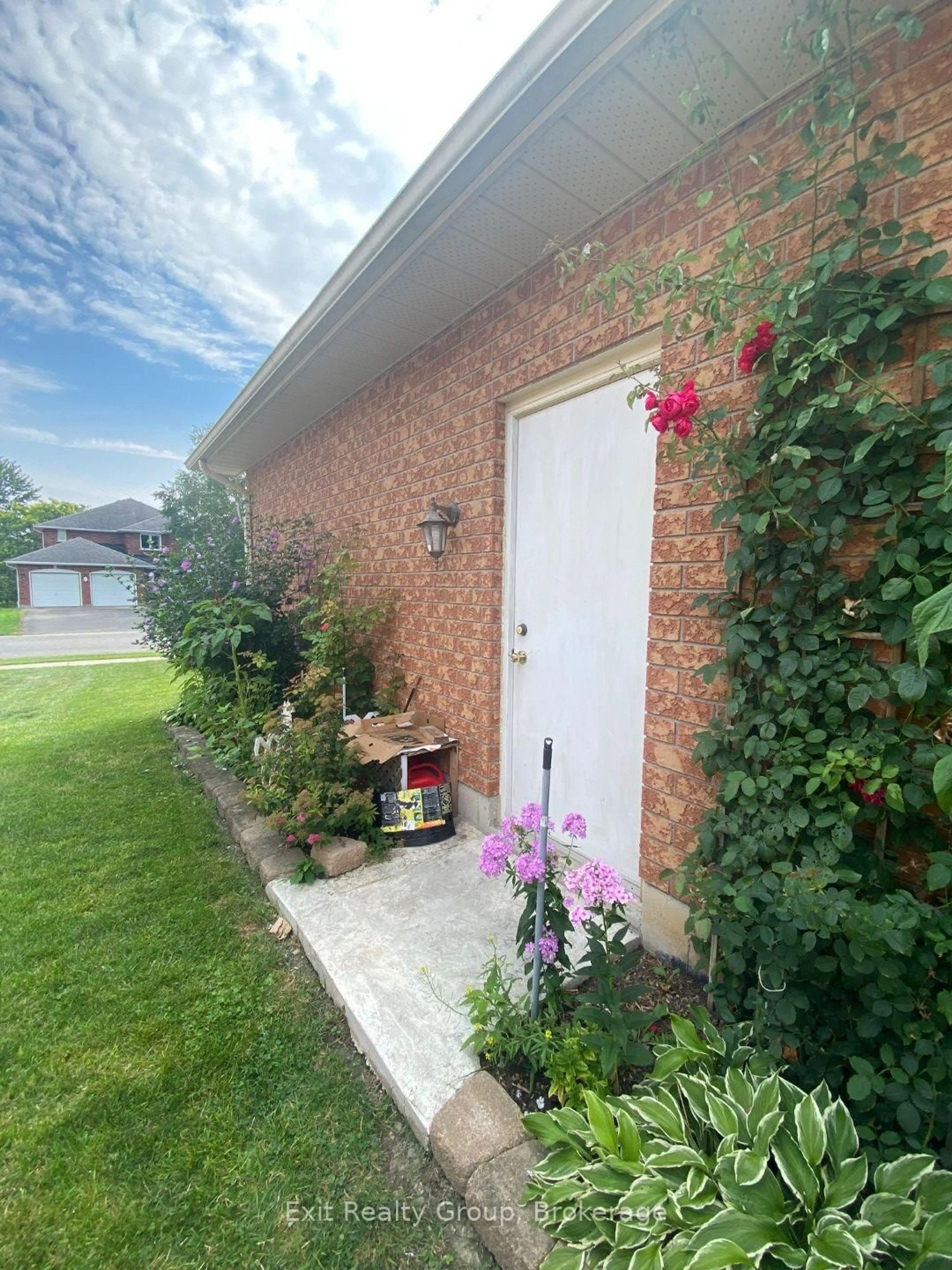 A pic from outside/outdoor area/front of a property/back of a property/a pic from drone, street for 60 Oak Ridge Blvd, Belleville Ontario K8N 5W2