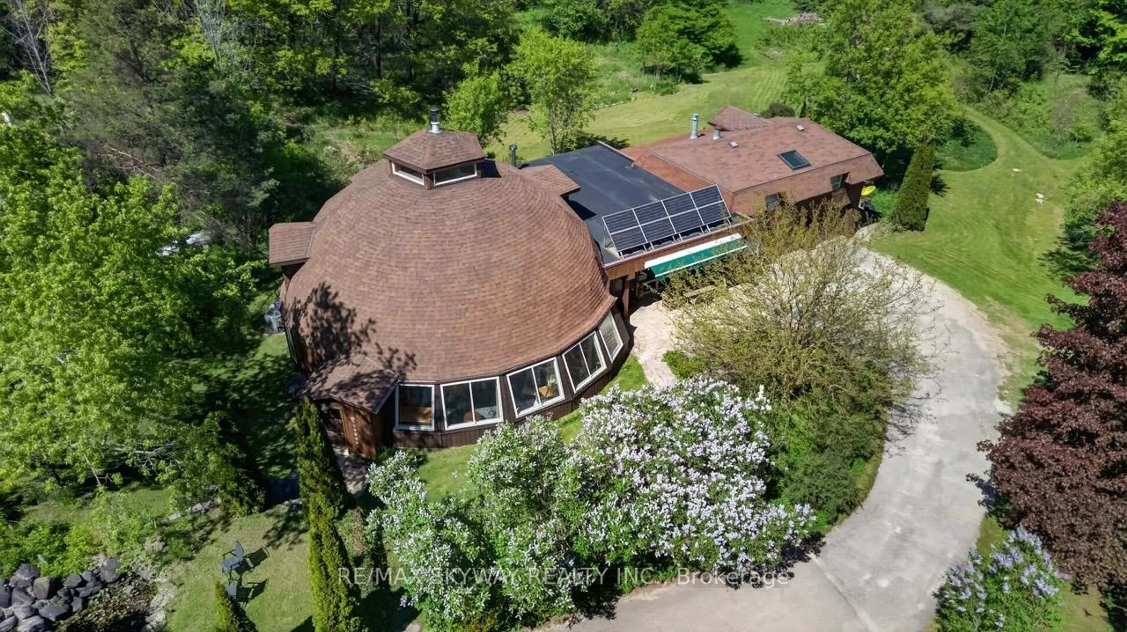 A pic from outside/outdoor area/front of a property/back of a property/a pic from drone, building for 487151 30 Side Rd, Mono Ontario L9V 1G9