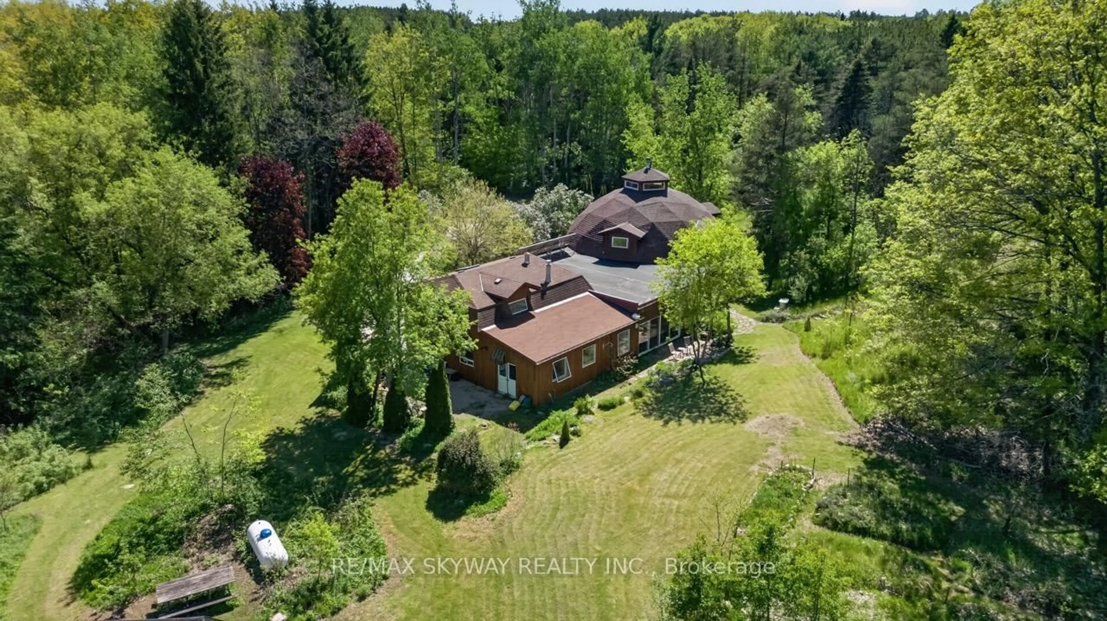 A pic from outside/outdoor area/front of a property/back of a property/a pic from drone, unknown for 487151 30 Side Rd, Mono Ontario L9V 1G9