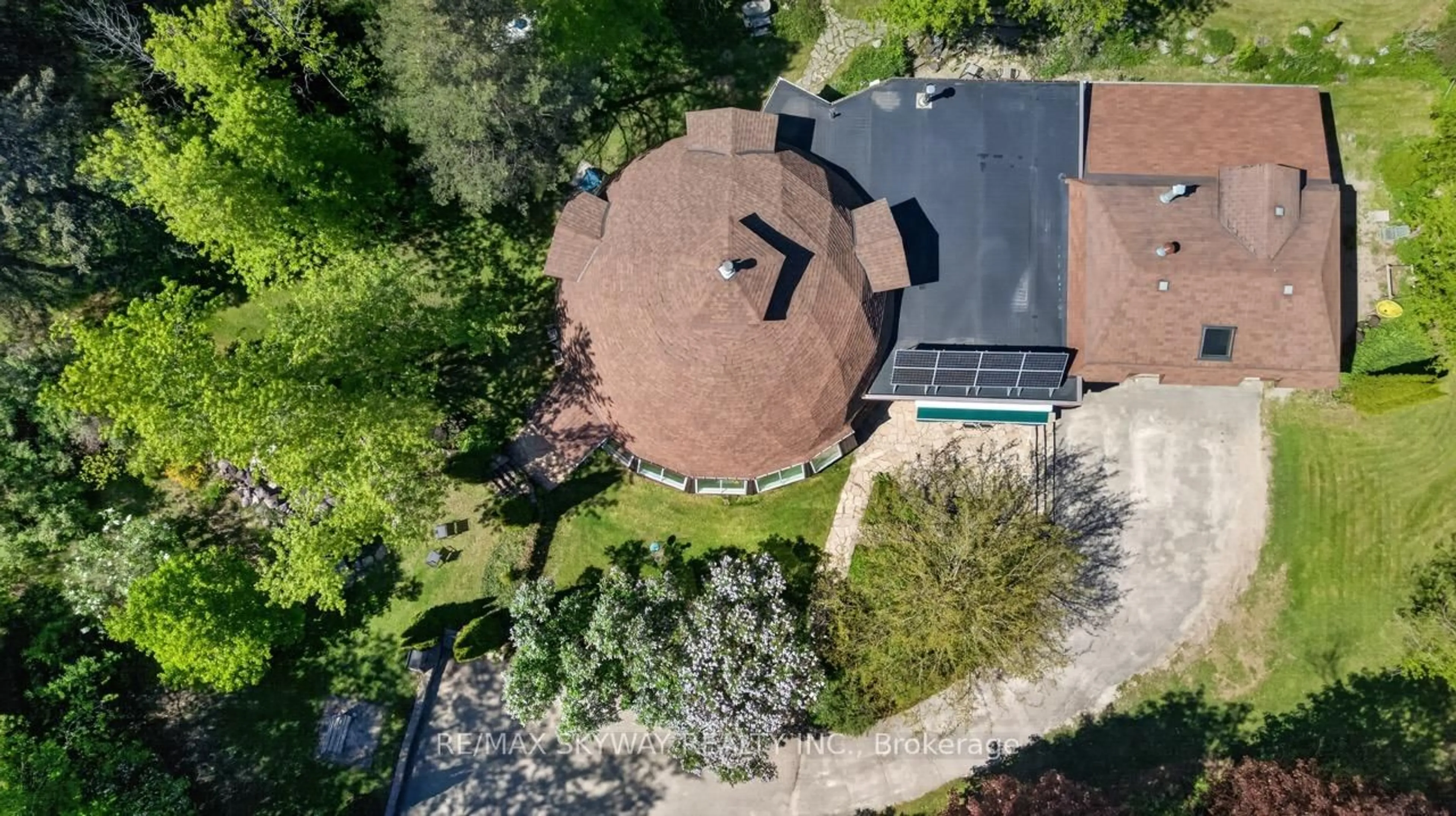 A pic from outside/outdoor area/front of a property/back of a property/a pic from drone, street for 487151 30 Side Rd, Mono Ontario L9V 1G9