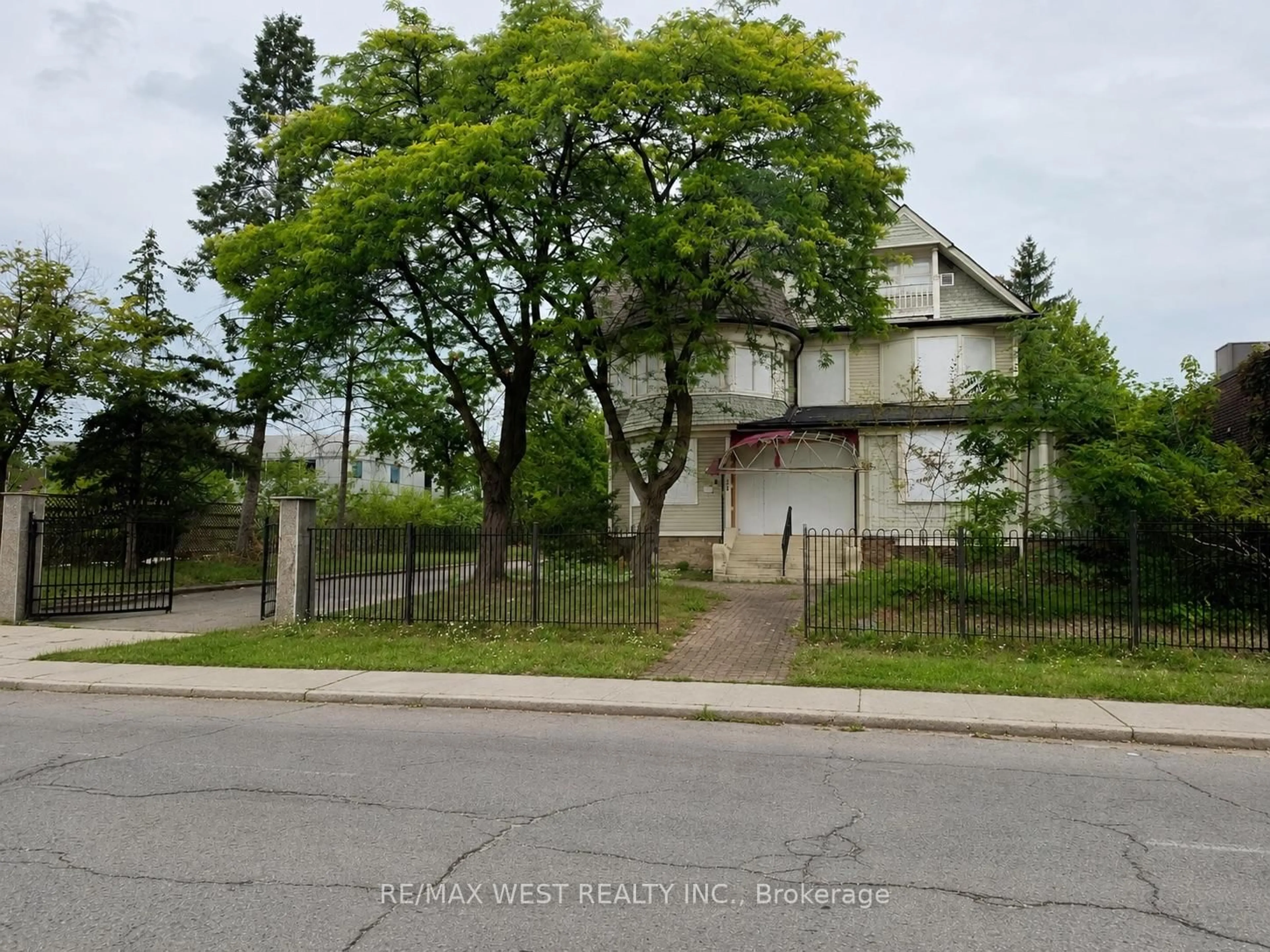 Unknown for 24 Burgar St, Welland Ontario L3B 2S7