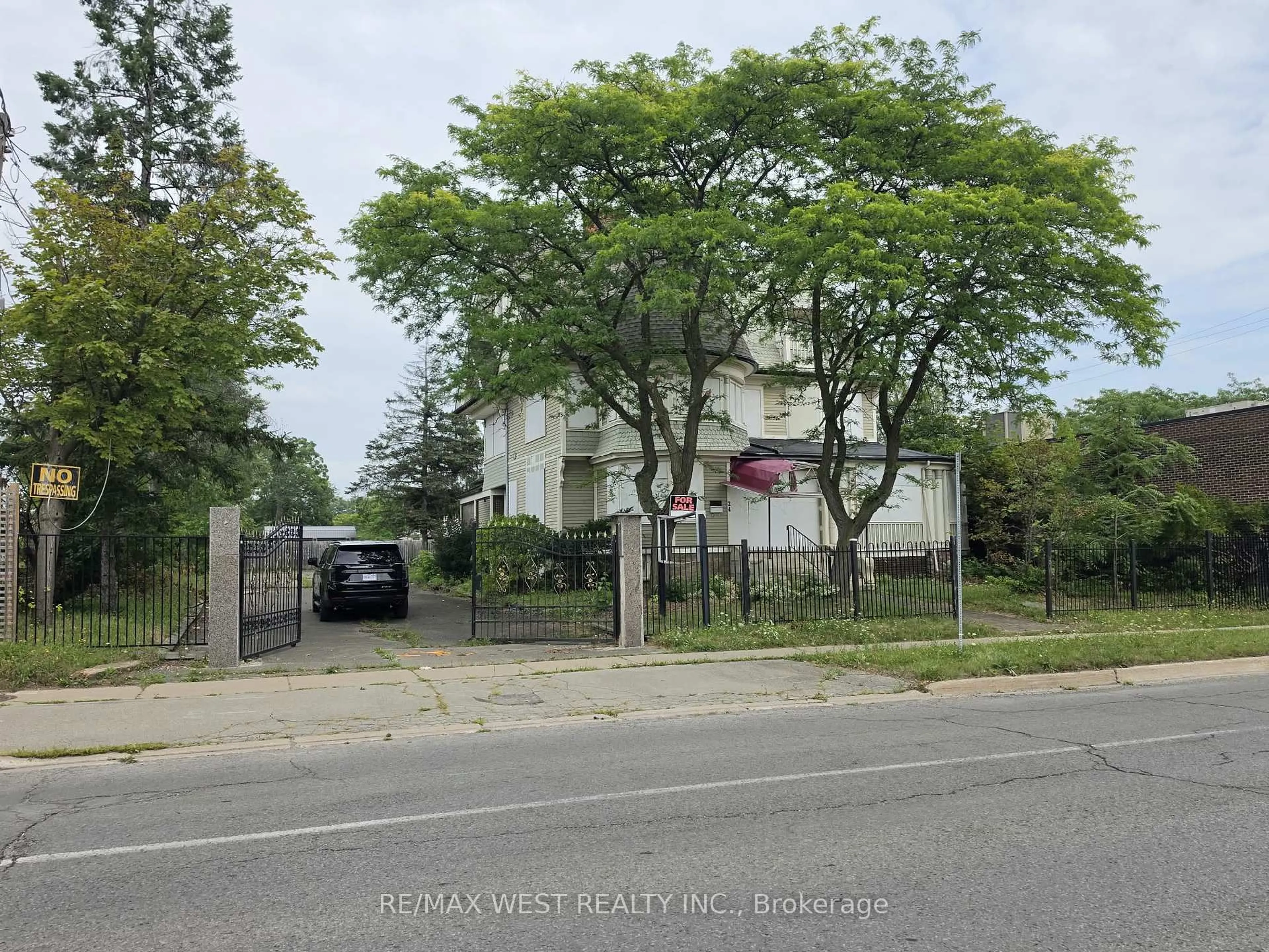 Parking for 24 Burgar St, Welland Ontario L3B 2S7