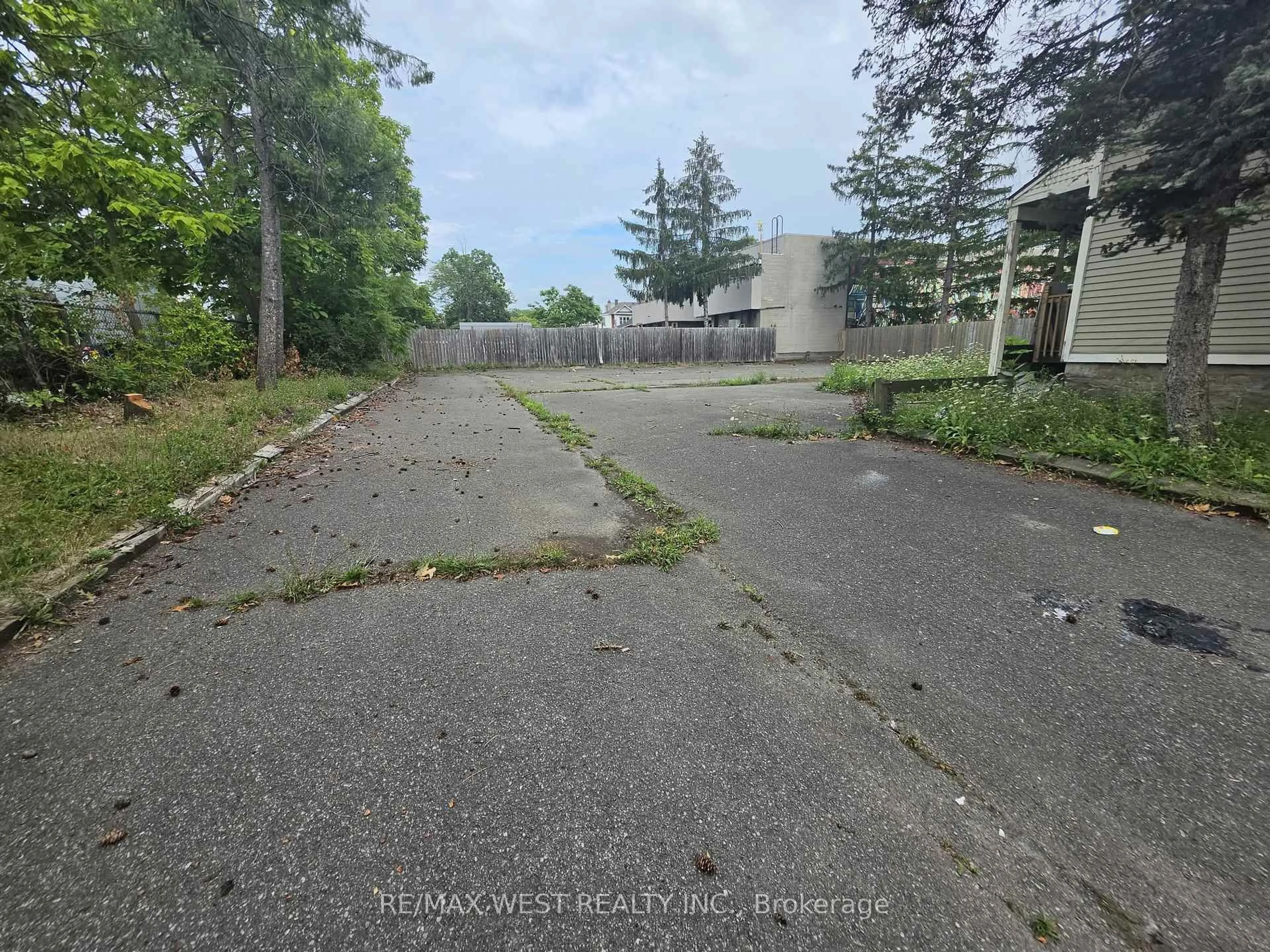 Unknown for 24 Burgar St, Welland Ontario L3B 2S7