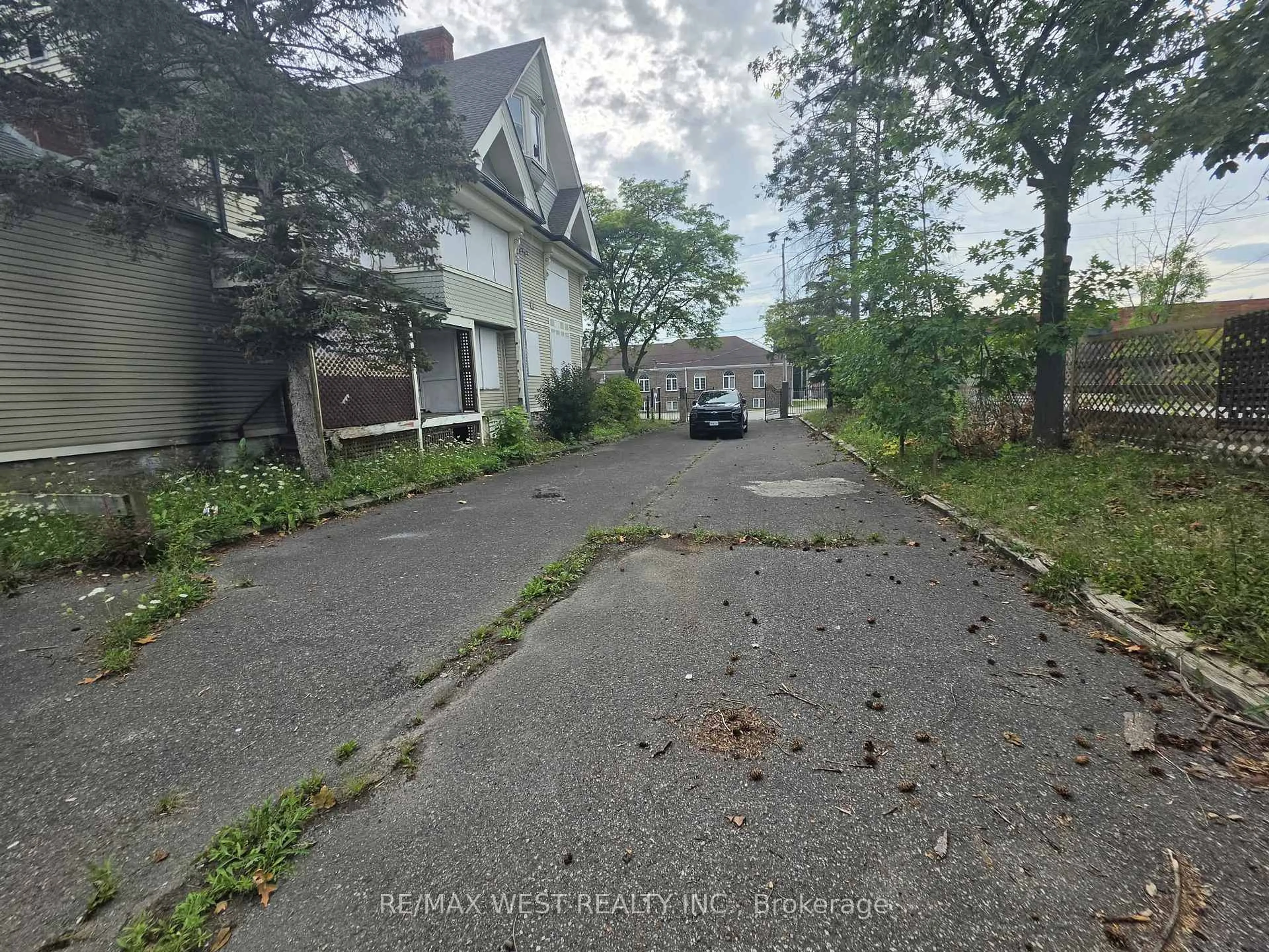 A pic from outside/outdoor area/front of a property/back of a property/a pic from drone, street for 24 Burgar St, Welland Ontario L3B 2S7
