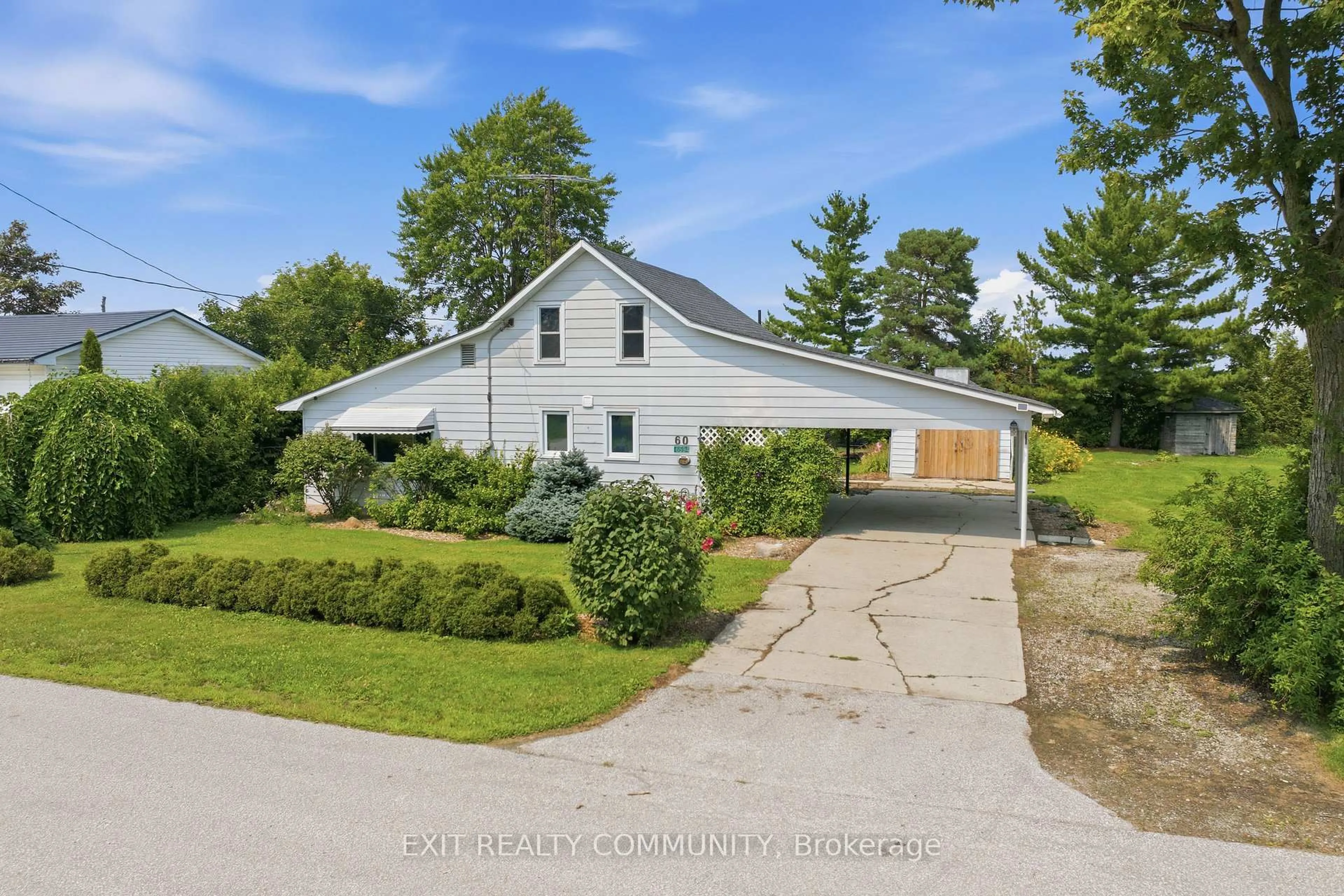 A pic from outside/outdoor area/front of a property/back of a property/a pic from drone, street for 6594 James St, Brooke-Alvinston Ontario N0N 1K0