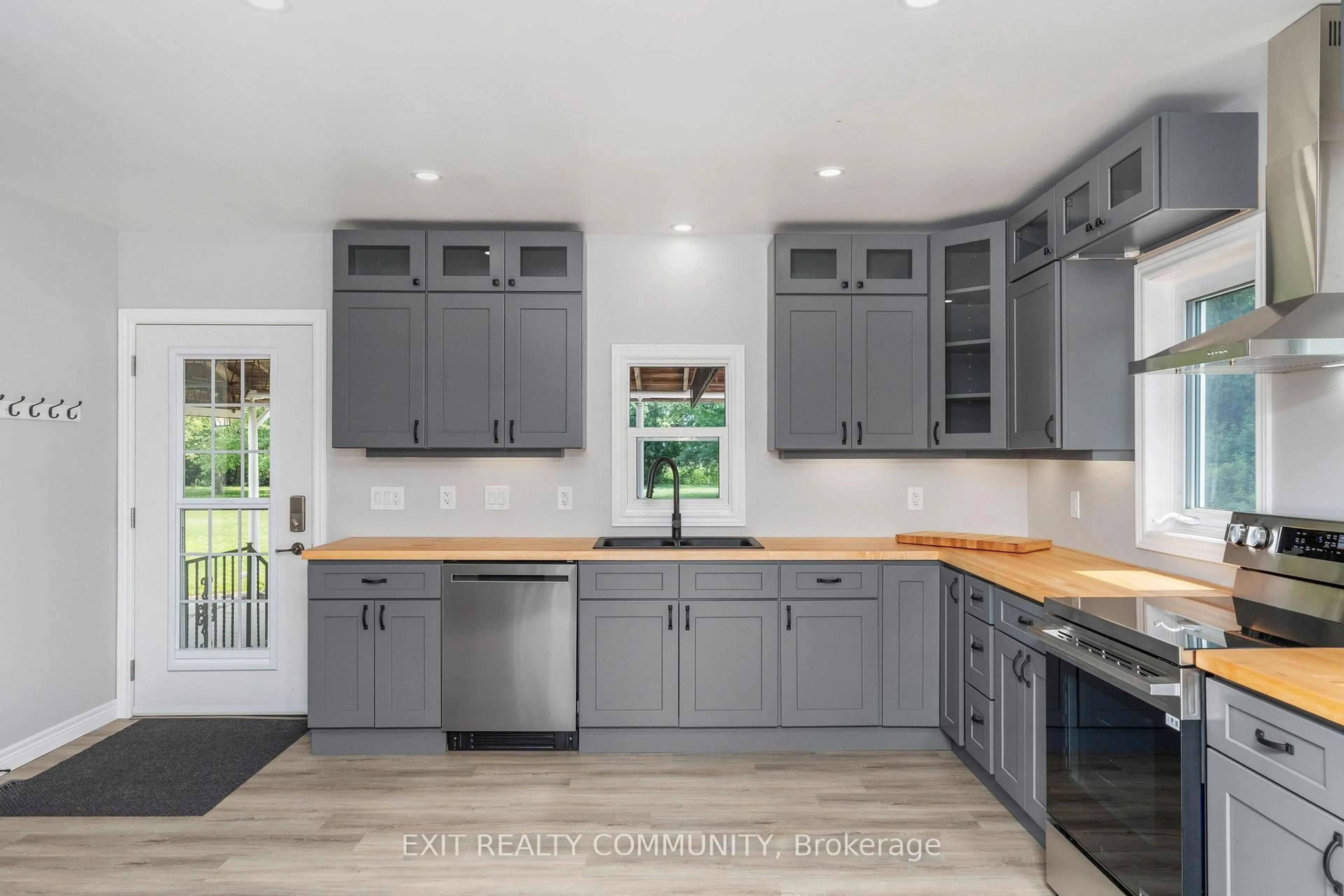 Open concept kitchen, unknown for 6594 James St, Brooke-Alvinston Ontario N0N 1K0