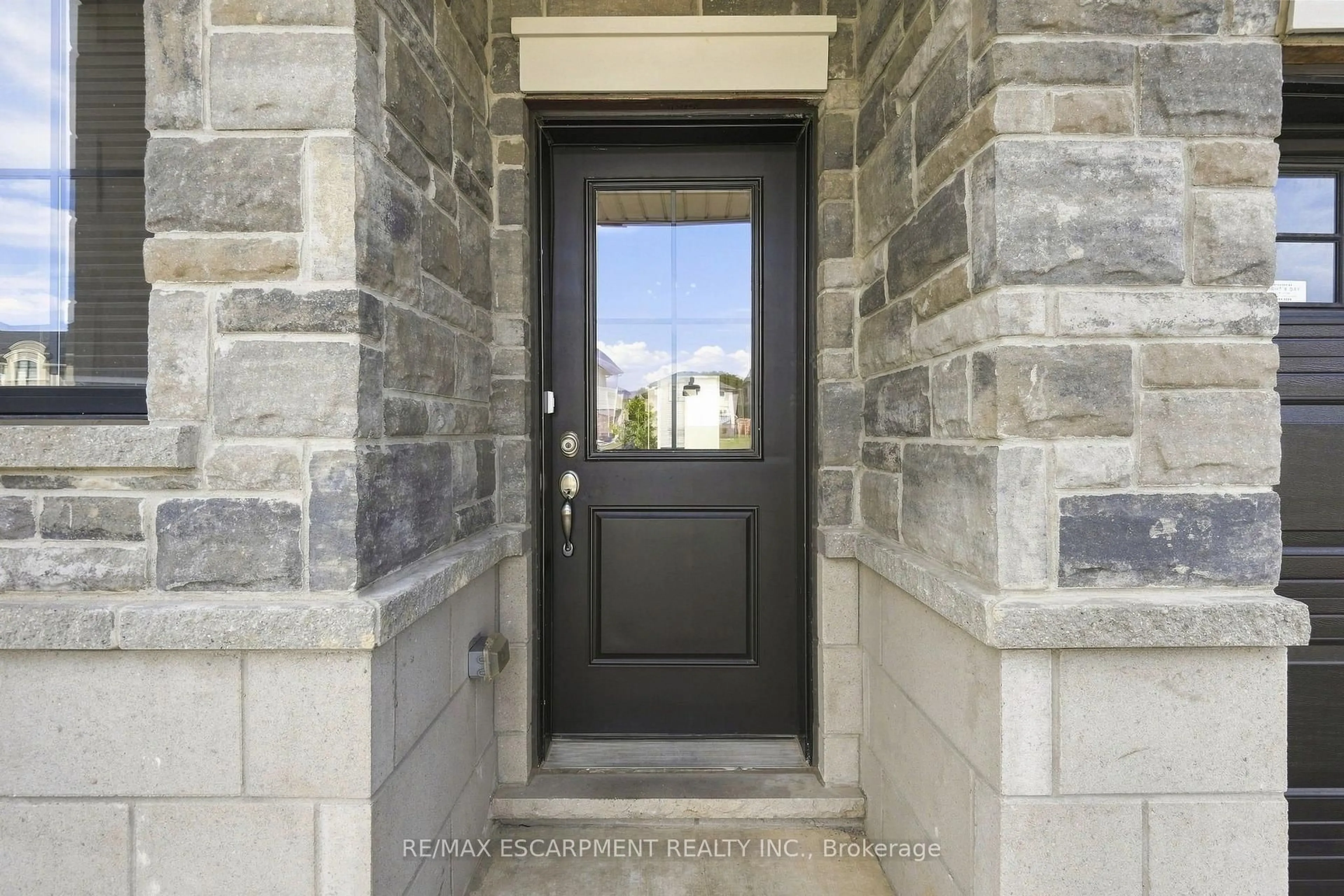 Indoor entryway for 19 Mia Dr, Hamilton Ontario L9B 0K1