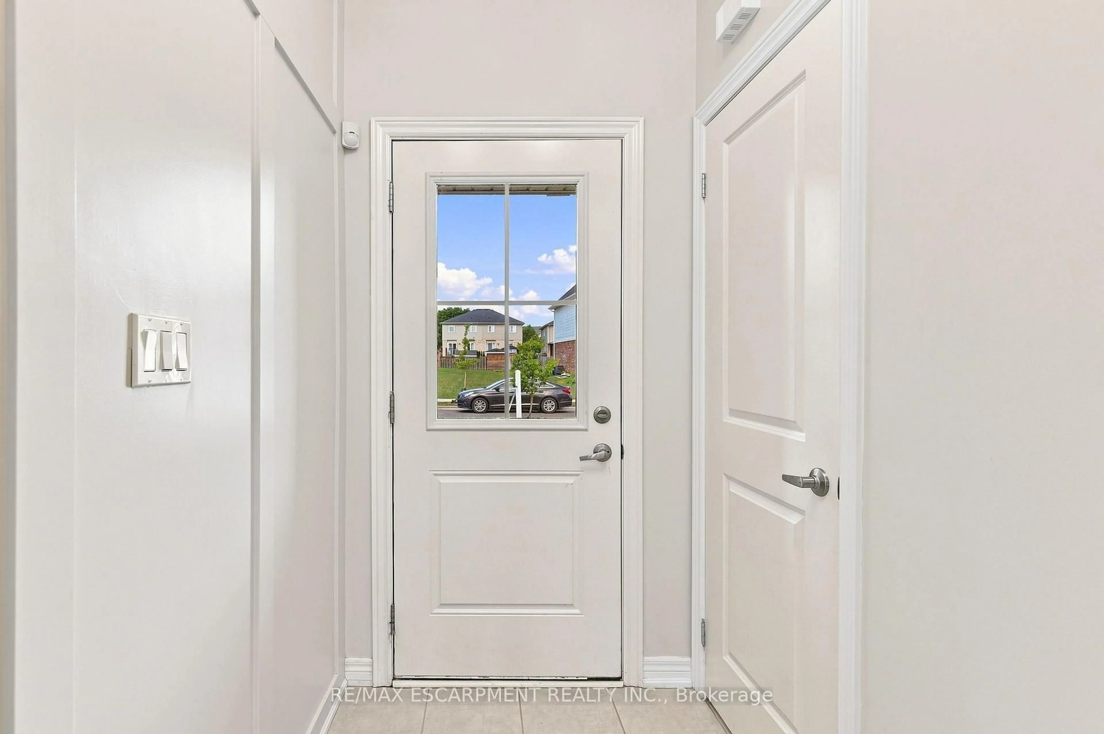 Indoor entryway for 19 Mia Dr, Hamilton Ontario L9B 0K1