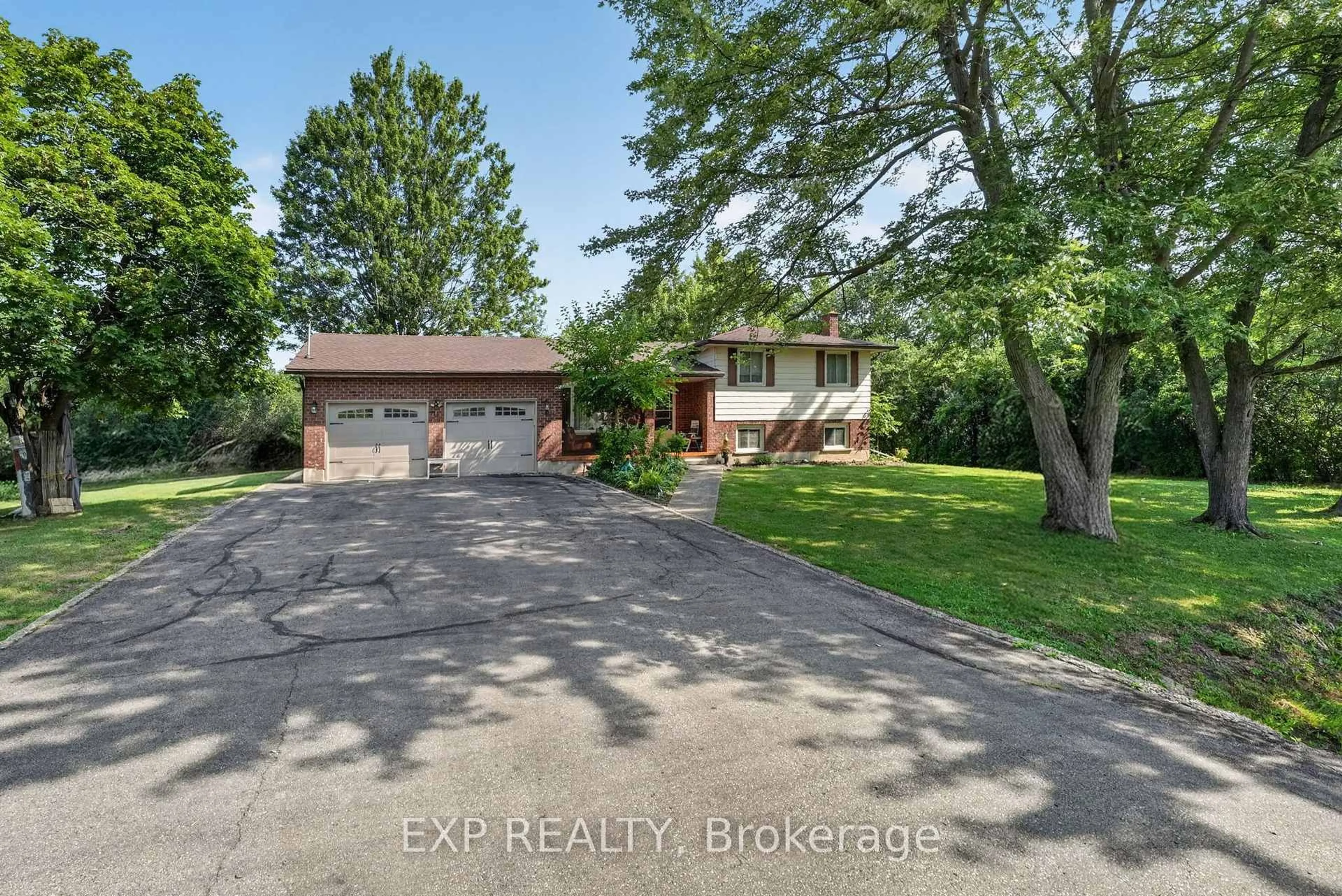 A pic from outside/outdoor area/front of a property/back of a property/a pic from drone, street for 1370 Pound Ave, Fort Erie Ontario L2A 6A3