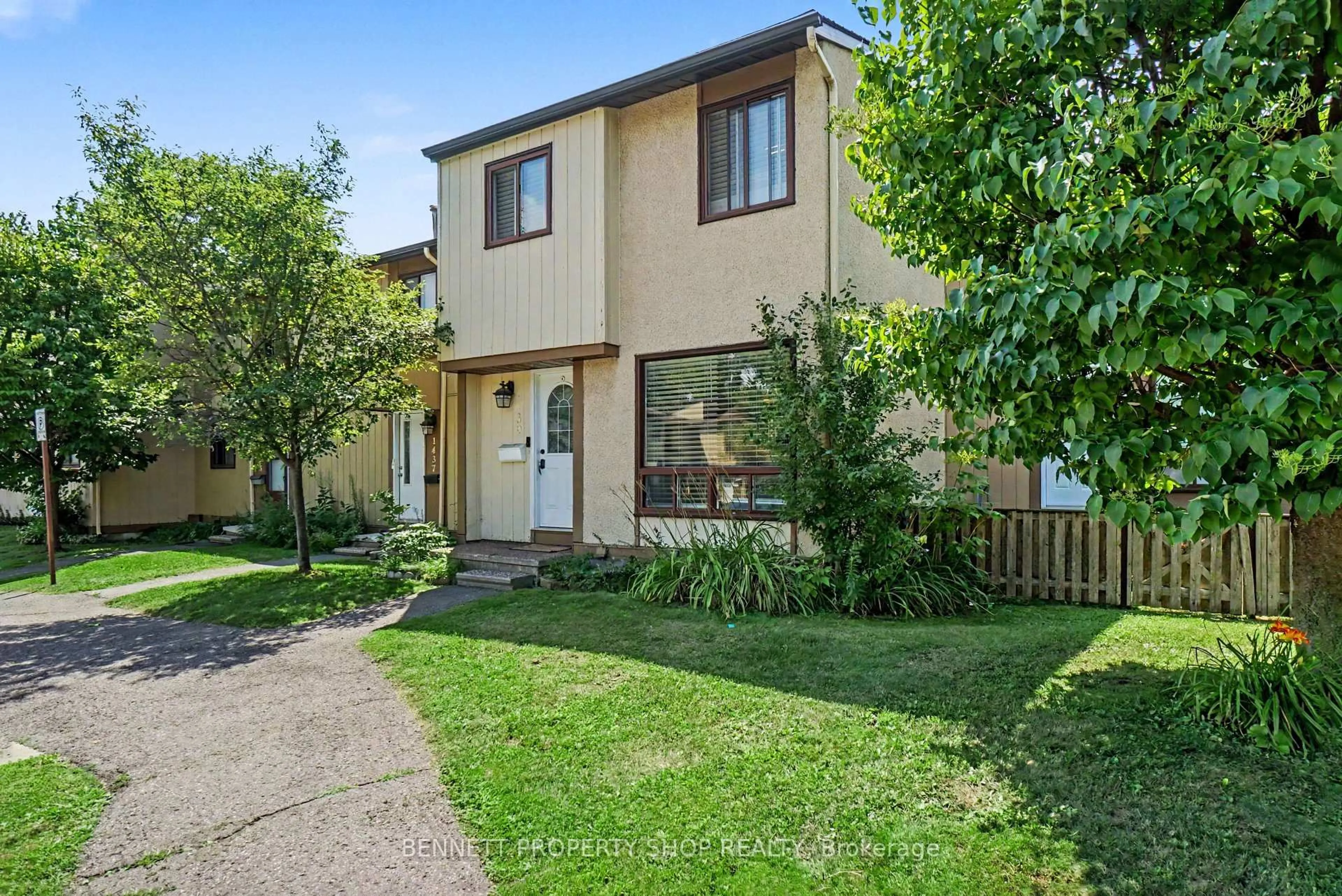 A pic from outside/outdoor area/front of a property/back of a property/a pic from drone, street for 1439 Bethamy Lane, Ottawa Ontario K1J 8P7